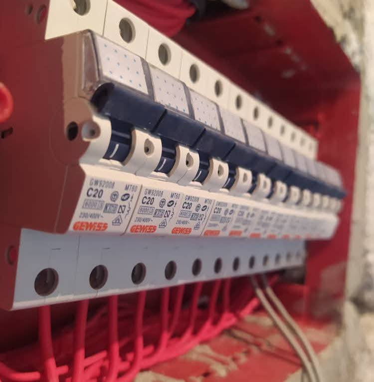 إلى أصحاب الذوق الرفيع والباحثين عن الأمان والرفاهية..
​يسعدنا أن نضع بين أيديكم خبرتنا في تأسيس وتشطيب المنشآت السكنية الكبيرة (مساحة 400 متر فأكثر)، وفق أحدث المعايير الهندسية، مع التركيز على استقرار التيار وحماية الأجهزة المنزلية.
​🛠 مميزات العمل والمنظومة:
​نعتمد نظام التسليك الثلاثي (3 Lines) لضمان استمرارية التشغيل وسهولة التحكم:
​خط التيار الوطني: تأسيس متين لتحمل الأحمال العالية.
​خط المولد الخارجي: تنظيم دقيق للأحمال لضمان الكفاءة.
​خط الطاقة الشمسية: تسليك ذكي ومنفصل مخصص للطاقة المتجددة (Eco-Friendly).
​✨ اللمسة النهائية (التشطيب):
​لأن جمالية البيت تكتمل بالتفاصيل، نستخدم حصرياً سويتجات شركة أوز (OZZ) التي تجمع بين المتانة العالية والتصاميم العصرية التي تناسب الديكورات الحديثة.
​نحن لا نمدد الأسلاك فحسب، بل نؤسس للأمان والراحة في منزلك.
​📞 للتواصل والاستفسار:
صاحب العمل: [علي سعود. مالك الكهربائي ]
رقم الهاتف***********-***********
