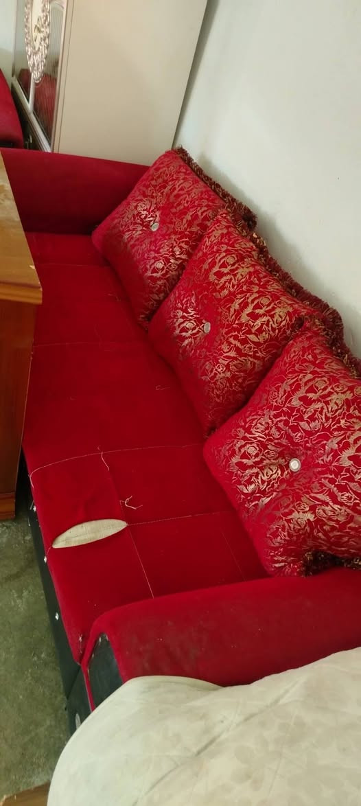غراض بيت للبيع
كنتور اربع ابواب عراقي ب 125 كنتور تركي ب 80
ميز بلازمه ب 15
 تخم 10 مقاعد ب 80 مع كوشات
ميز توليت ب 40 احطاط  
ميز عادي ب 15 
زاويه ب 25 
مبرده كامل بس شغله سعر 30
عنوان بيجي حي تاميم 
***********
