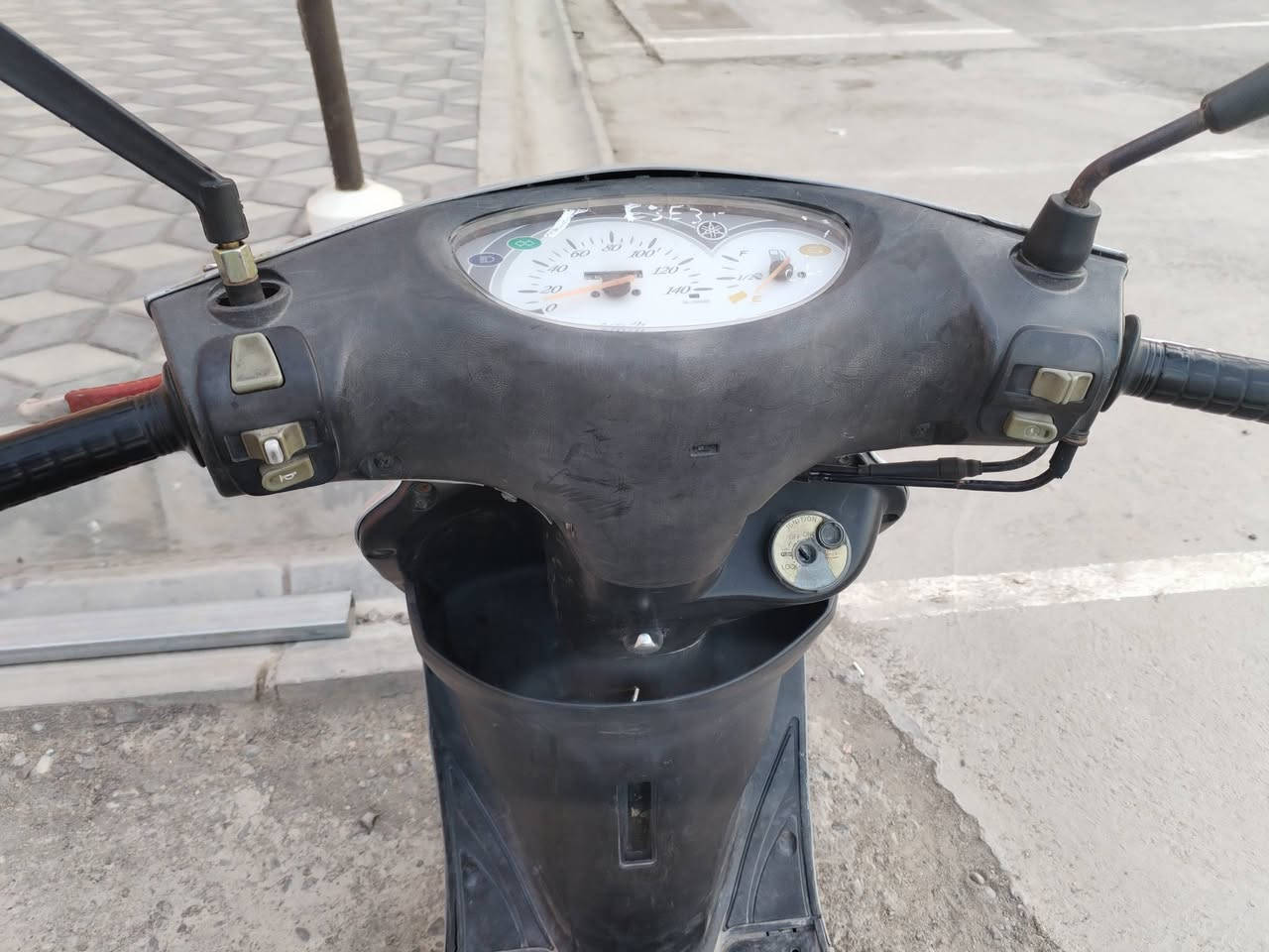 السلام عليكم اخوتي الاعزاء دراجه بريز للبيع نظافتها مبينه بالصوره دراجه مكينه ناعمه ماصر سبوع من بدلت الها ولفات وبستم  باتري جديد وتايرات جدد  مكاني بغداد تقاطع درويش السعر 500الف وبيها مجال بسيط الاتصال، ***********
