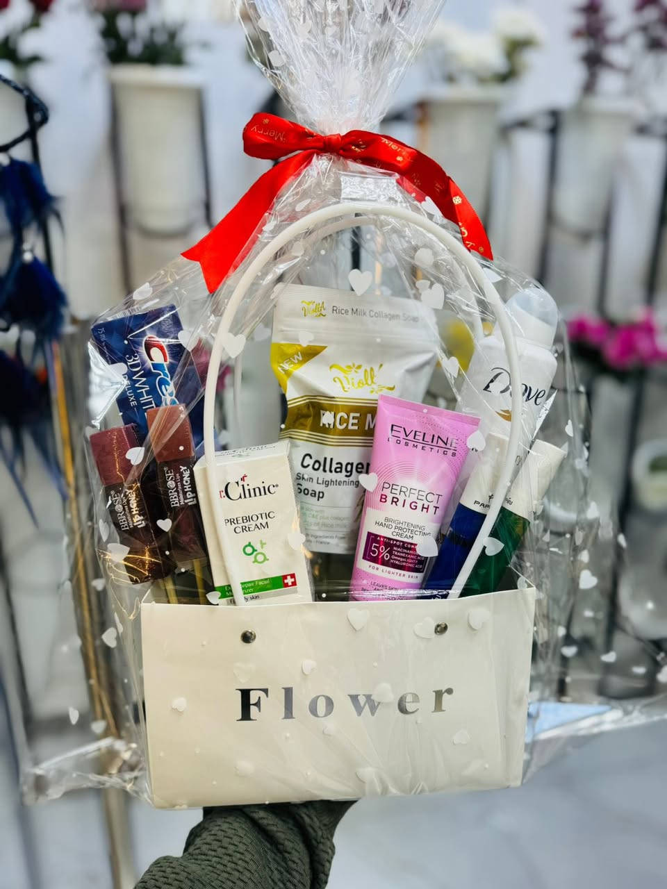 التميز بوسط منطقتنا.. تجربة تستحق الإشادة!

دائماً أحب أدعم المحلات في حي الإعلام والي متمييزين بشغلهم المرتب. 

اليوم حبيت أدليكم عن مكان قليل يعرفونه
 (روني للورد والهدايا - Roni Shop).

أكثر شي لفت نظري عدهم هو "اللمسة الفنية" بالتغليف.. الهدايا عدهم مو مجرد غلاف بل هي قطعة فنية. 
الورود الطبيعية عدهم دائماً فريش والبكجات الجاهزة توفر عليك هواي حيرة ووقت.

مكان يجمع بين الفخامة والأسعار المناسبة والتعامل الطيب. 

يستاهلون الزيارة والدعم.

📍 العنوان: حي الإعلام - شارع المستوصف - مقابل سنتر الاعلام - مجاور مطعم إيوان 

رقمهم / ***********

⏰ متواجدين لحد الساعة 12 ليلاً.

#حي_الاعلام #ورد #هدايا #هدية #هدايا #اعيادميلاد #تخرج
