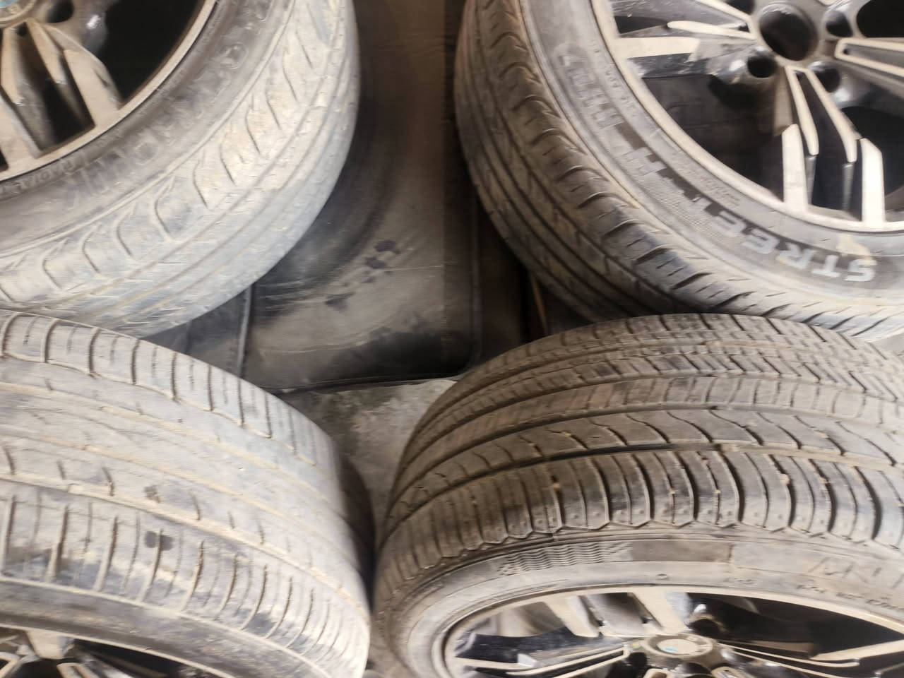 سلام عليكم ويل ١٧ بيه تخم تاير جديد ويل واحد بيه فطرين سعره ٢٧٥ 
***********
