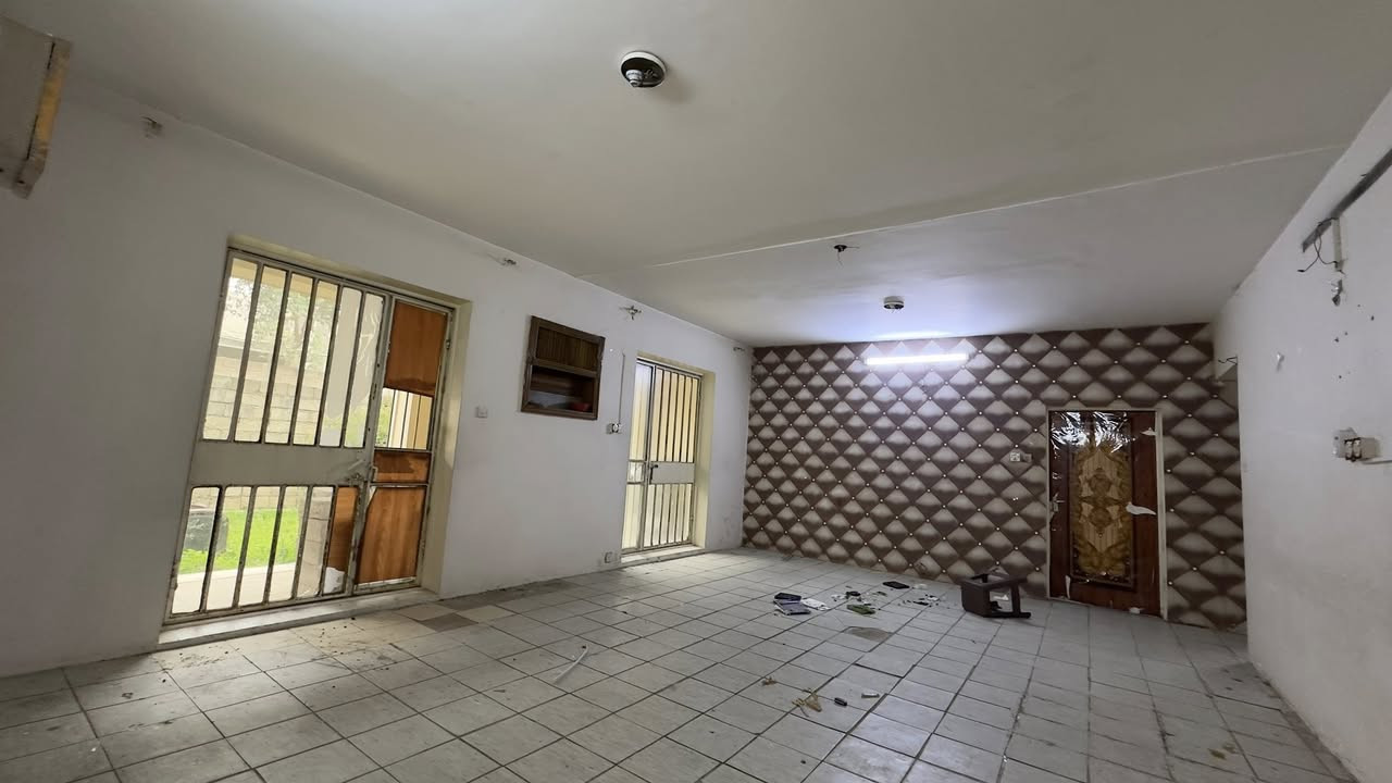 السلام عليكم 
شقة للايجار في شقق الخضراء
تلفزيونية طابق ارضي
تحتوي على كراج وحديقة وغرفتين وهول ومطبخ وصحيات
سعر الايجار ٢٧٥ الف

مكتب صفوان السنجاري
***********
***********
