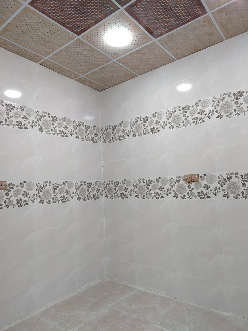 السلام عليكم دار للبيع مساحه 100متر يتكون من غرفه وصاله ومطبخ وبراني وصحيات داخليه وخارجيه مجمع الجوادين السكني وره سيد حبوب  التواصل خاص ***********
