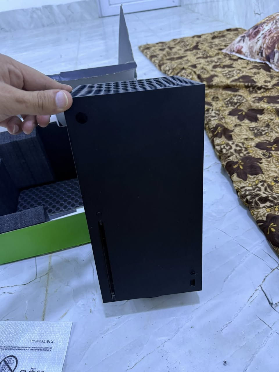 السلام عليكم شباب، للبيع جهاز اكس بوكس سيريس اكس (Xbox Series X) نظيف كلش كلش وأخو الجديد.
• مدة الاستخدام: 4 أشهر فقط (استخدام خفيف وحشمة).
• النظافة: الجهاز بحالة الشركة، شرط ما مفتوح ولا مصلح ولا بيه أي شخط أو عيب.
• الملحقات: كرتونته الأصلية موجودة وكامل الملحقات البلادية (واير الـ HDMI الأصلي + واير الباور الأصلي + اليدة البلادية الأصلية نظيفة جداً وبدون أي درفت أو مشاكل).
السعر: 670,000 دينار عراقي (بيه مجال بسيط جداً للشراي الطيب).
الموقع: [الموصل]
للتواصل والاستفسار: [ ***********]
