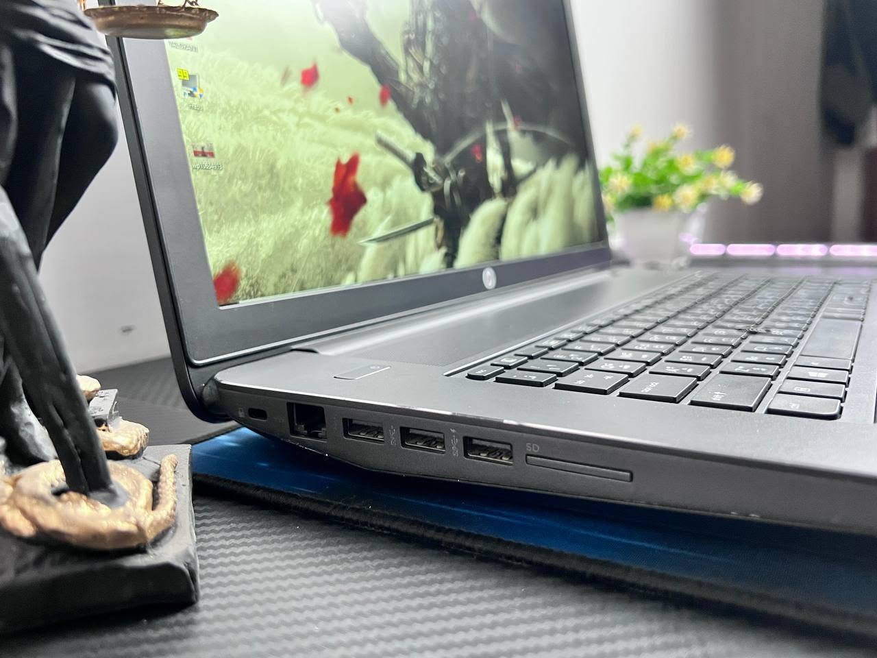 لابتوب HP ZBOOK 17 G3   للبيع 💎
‏لابتوب جدا راقي ، مخصص للبرامج الهندسية والتقنية ، باداء احترافي وسرعة بالتنفيذ، وقوي ايضا للالعاب بمختلف انواعها ، يناسب جميع الاعمال الصعبة ⚡🔥 
‏
‏المواصفات التقنية:  
‏⚜ المعالج / Xeon E3 - 1575M v5 
‏سرعة المعالج الاساسية 3GHz والتيربو 3.9GHz
‏بقوة i7 6920H او اقوة منه
‏⚜ كرت شاشة داخلي مخصص للبرامج
‏Intel iris pro graphic P580 4GB SHARED 
‏⚜ كرت شاشة خارجي احترافي نفيديا
‏Nvidia quadro M4000M 4GB (كلش قوي 🔥)
‏⚜ الرام / 8GB  DDR4  
‏⚜ تخزين / 256GB SSD M.2
‏⚜ الشاشة / حجم كبير  17.3 inch FHD SCREEN دقه عالية 💎
‏
‏ملحقات كاملة
‏👜 حقيبة جديدة
‏🔌 شاحنة اصلية
‏🖱 ماوس
‏🖱ماوس باد
‏+ تغليف كامل للبكج
‏
‏✨السعر 450 الف ⚡
‏الضمان / اسبوع كامل بنظام استبدال في حال وجود اي خلل او مشكلة بالجهاز،  
‏( الاستلام بعد الفحص والتاكد من جميع التفاصيل 🩵 )
‏القطعه ما اندزها اذا مو مضمونه ومرتبة 
‏متواجد ماسنجر
‏واتساب *********** 
‏
