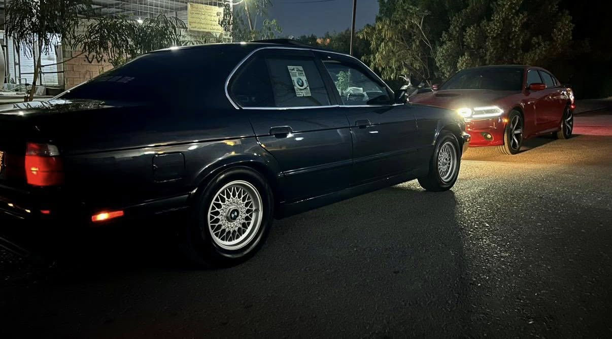 525ai 1990
كير عادي بلاد 
سلايت 
تبريد 
جام كهرباء 
رقم وسنوية جديد تحويل ثاني يوم
صدر امامي خلفي جديد 
ويل خلية وتخم تايرات جديد 
باتري جديد 
ضربة جاملغ خلفي بدون دواخل بدون شاصي 
السعر 65
***********
