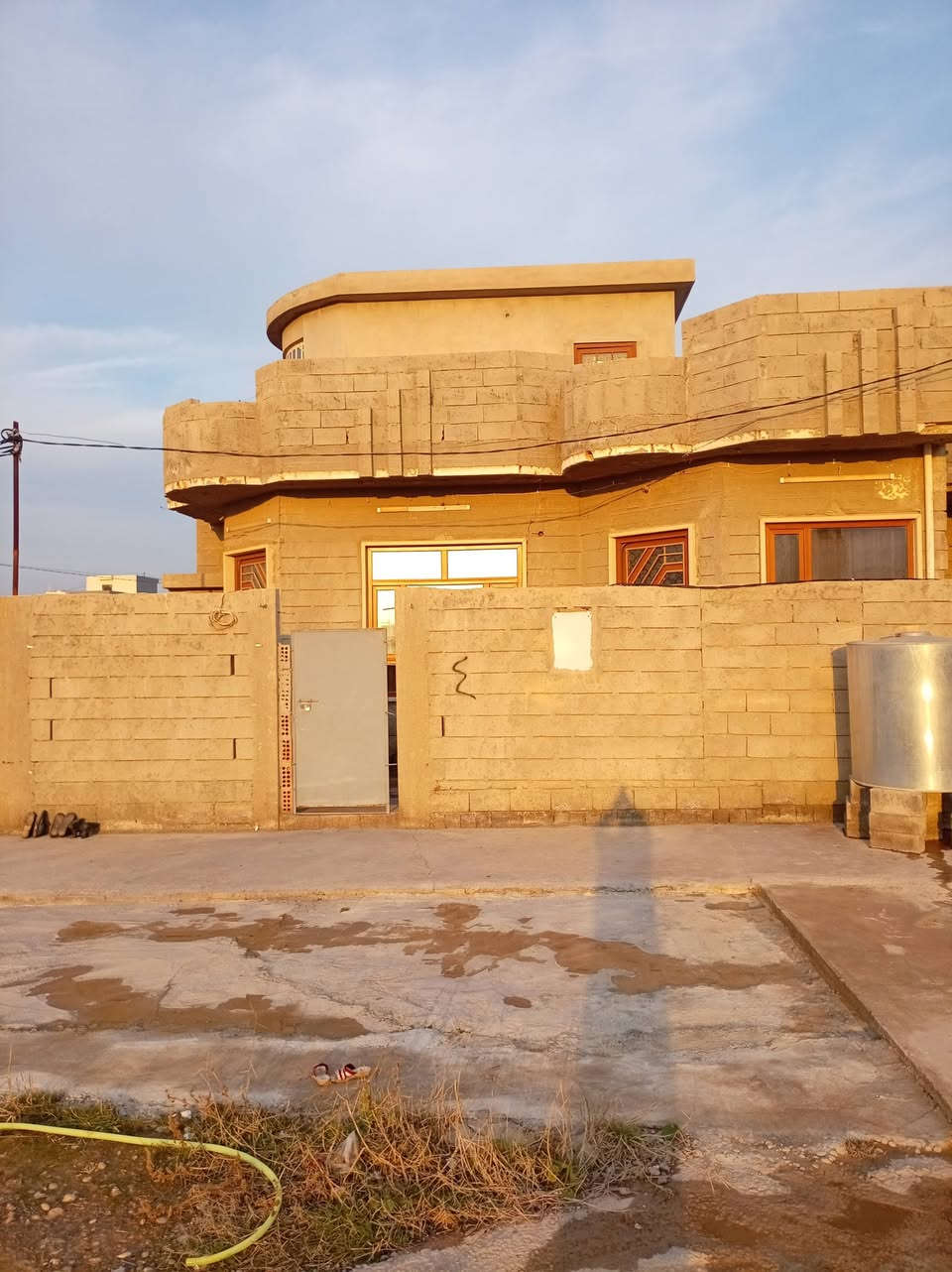 بيتين للبيع المساحه الكليه ٣٢٢ بالاسكان ١٨٤ شارع ١٢ وقريبه من شارع ٢٠ 

 1)بيت ركن مساحه ١٣٥ يتكون من غرفتين صاله استقبال مطبخ كراج مشتملات خارجيه وداخلية 
2) البيت الثاني مساحه١٩٠ يتكون من ثلاث غرف نوم مطبخ حار بارد استقبال  صاله كراج مشتملات داخليه خارجيه 
للتواصل  ***********
