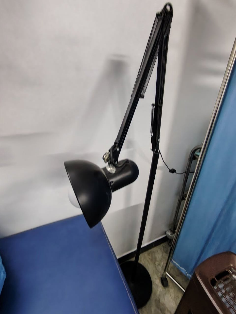 تتوفر ضوء فحص طبي ومرآة للبيع عنواني السيدية 
للتواصل***********
