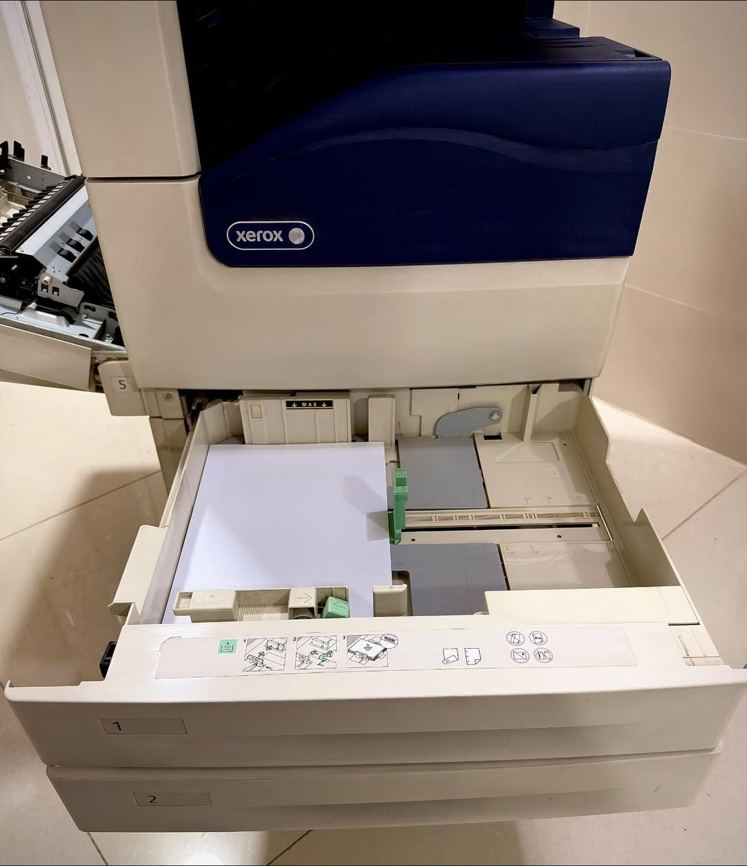 طابعة ملونة من شركة Xerox الأمريكية
مواصفاتها :

* طباعة وتصوير وسكانر ألوان.
* تدعم أحجام الورق A3 وA4 وA5.
* سرعة الطباعة والتصوير 20 صفحة بالدقيقة.
* طباعة أوتوماتيكية على الوجهين (دوبلكس).
* شاشة لمس ملونة سهلة الاستخدام.
* ساحب أوراق أوتوماتيكي (ADF) لتصوير وسكانر عدة أوراق دفعة واحدة.
* دقة طباعة عالية تصل إلى 2400×600 dpi.
* اتصال عبر الشبكة (LAN) وUSB.

و للعلم الطابعة مستعملة بس نضيفة جداً و سعرها غالي تفيد أهل المكاتب و الأستنساخ و الطلاب

الشراي يجي خاص أو على الواتساب ***********

مكاني حلة حي نادر الثانية  .
