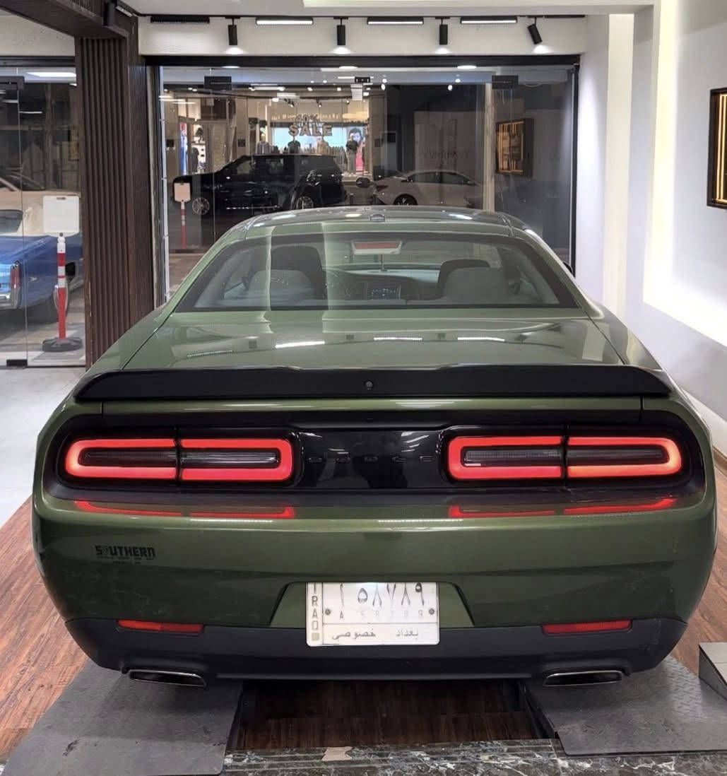 السلام عليكم
جالنجر 2021 
Sxt
V6 3600
السيارة حادثها رصعة بالجاملغ 
وهنا صار بيها صبغ باب والسونار مرفق 
السعر ١٧٨
حلة 
***********
