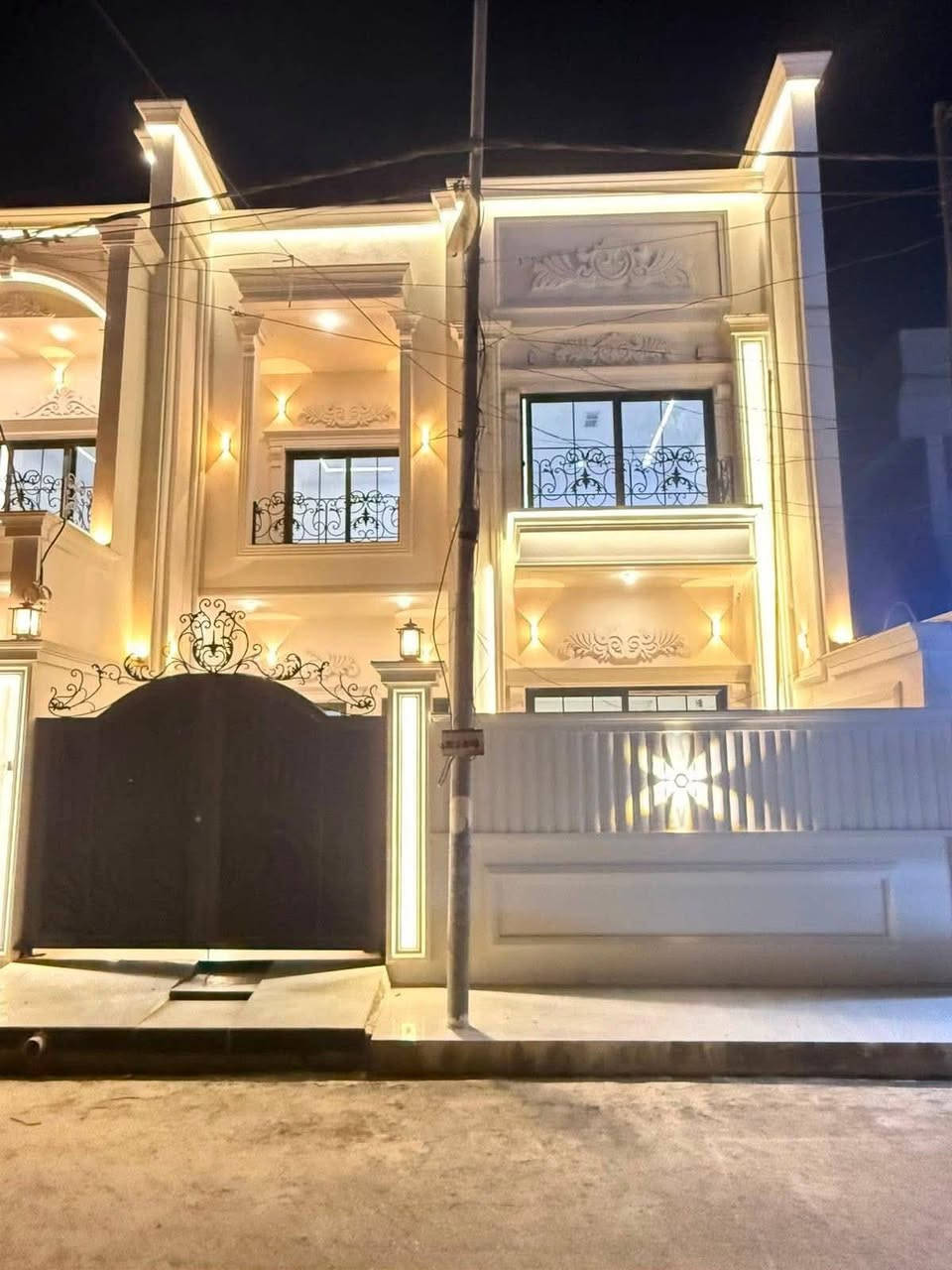 🔵 دارين طابو للبيع بناء حديث زيرو VIP 🟠
مبني بأحدث التصاميم والمواصفات الهندسيه والديكورات المغربيه ونظام دكت تبريد مركزي

♦️يتكون الدار من طابقين الطابق الارضي كراج وحديقه واستقبال وهول وغرفتين نوم ومجموعه صحيات
اما الطابق الثاني يحتوي على غرفتين نوم وهول ومجموعه صحيات 

-------------------------------

♦️#موقع_الدار :- (كركوك طريق بغداد حي المعلمين )

♦️#المساحة ( 150 متر واجهه 7.5متر )

———————————————————
  📍الدار موقع مميز ✔️
🏡 راحة، خصوصية، وفخامة ✔️
💰 والسعر؟ أكثر من مناسب!

الفرص مثل هاي ما تنتظر… احجز عقارك  اليوم وخلي حلمك يصير واقع!
للاستفسار اكثر يرجى مراسله الصفحه او الاتصال بالأرقام  
***********
*********** 

—————————————————————————— 
 بأمكانكم عرض عقارتكم لدينا سواء كانت #بيــع أو #إيجــار أو #أستثـمار ‌‎زبائننا الكرام بِكُم نَرتقي ونَتشرف بزيارتِكم ونَفتخر بخِدمتِكم 

 للاستثمار والتطوير العقاري معكم نحو الأفضل للإستفساريمكنكم مراسلة الصفحة اوالاتصال بالأرقام التاليه 
***********
***********
