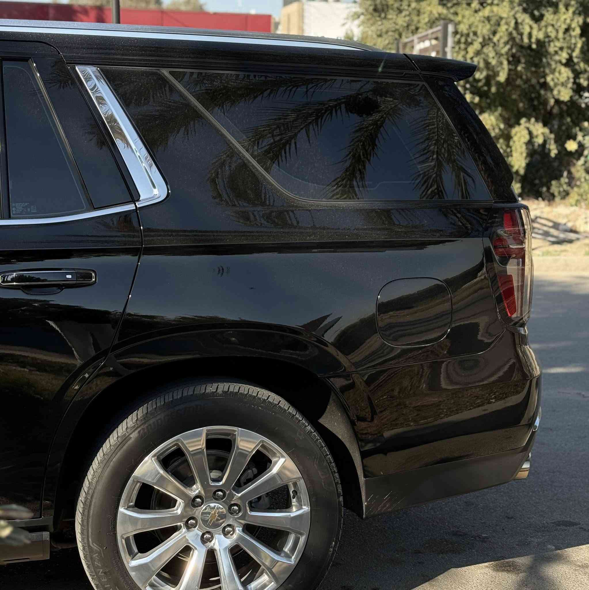 تاهو بريمير 2023 ( خليجي ) وكاله المنصور
كفالة عامة ماشية 10 الف كم حقيقي شرط الفحص
من بارد وصبغ وتبديل او دبل كود 
مغلفه ppf من هيه وزيرو يم مركز GMC 
رقم بغداد جديد سنويه بسمي 
حجم المحرك V8 5.3L  فول مواصفات 
المواصفات /
مفتاح التشغيل بصمة  
تشغيل عن بعد  
بانوراما  
فتح الصندوق كهرباء وبالقدم  
دفع رباعي  
حساسات أمامية  
حساسات خلفية  
لايت زينون + LED  
بك لايت LED  
دخول بصمة ذكي  
حساسات ضغط الاطارات  
اشارة في المرايا الجانبية  
المرايا قابلة للطي كهرباء  
ماسحة خلفية  
تنظيف الكاميرا الخلفية بالماء  
عدد AIR BAG 8  
نوع الكير/ بيانو  
هاند بريك كهرباء دكمة  
دشبول شاشة ديجيتال  
شاشة Apple Car play  
شاشات خلفية ترفيهية  
شاشة عرض على الزجاج الأمامي (Data Show)  
كاميرا دوارة  
5 كاميرات 360  
كاميرا في المرآة الوسطية  
الانارة الداخلية LED  
مقود جلد حياكة  
شفتات خلفية للمقود  
مثبت السرعة Cruise  
المودات والاوامر الصوتية  
شاحن هاتف Wireless  
مخارج منفذ للطاقة  
عدد المقاعد 8  
المقاعد جلد  
حركة المقاعد جميعها كهرباء  
تدفئة وتبريد المقاعد الأمامية والخلفية  
ذاكرة وضعية مقعد السائق  
ثلاجة  
تبريد مناخين منفصلين  
3 قطع تبريد  
أوضاع القيادة Drive Mode  
أوتو هولد Auto Hold  
رادار  
نظام الدوسات كهرباء  
تحذير النقطة العمياء  
نظام مانع الانزلاق  
نظام نزول المنحدرات  
نظام تحديد المسار  
نظام اطفاء وتشغيل المحرك التلقائي 

مكان السياره بغداد السيديه 
للاستفسار الاتصال فقط غير متوفر على الفيس او الواتس
(***********)
