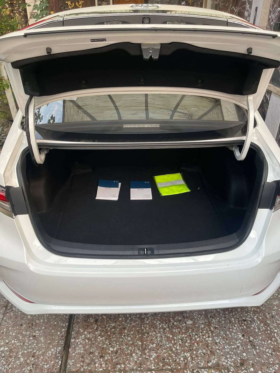 للبيــع كورلا ♕2025♕ بغداد شكل الخليجي
محجوزة للمصرف مقترض وكفيل 
نفس البيت سكن بغداد المحمودية 
فول مواصفات 
داخل جلد 
تشغيل بصمه
حجم المحرك ♕1800♕ هايبرد
8 ايرباك 
توقف ذاتي 
سلايد روف 
لايت زنون لد 
رادار + اوتوهولد 
دشبول دجيتال
كامرة دوارة 
انارة داخلية لد
مثبت سرعة 
شاشة اعطال
اشارة المرايا الجانبية
هاند بريك كهربائي  قطعتين تبريد 
السعر ♕137$♕مع الوكالة
مكان السيارة بغداد الدورة او الجادرية 
للأستفسار الاتصال 
‏‪ ***********
***********
