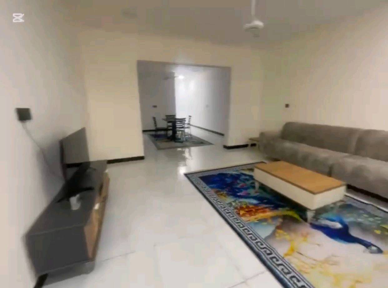 شقة مؤثثه للايجار ، حي الجامعة خلف بانزين خانة ابو خليل … ايجارها ١٠ اوراق 
ع غرفتين نوّم صالة مطبخ حمام( ***********) واتساب 
(***********)