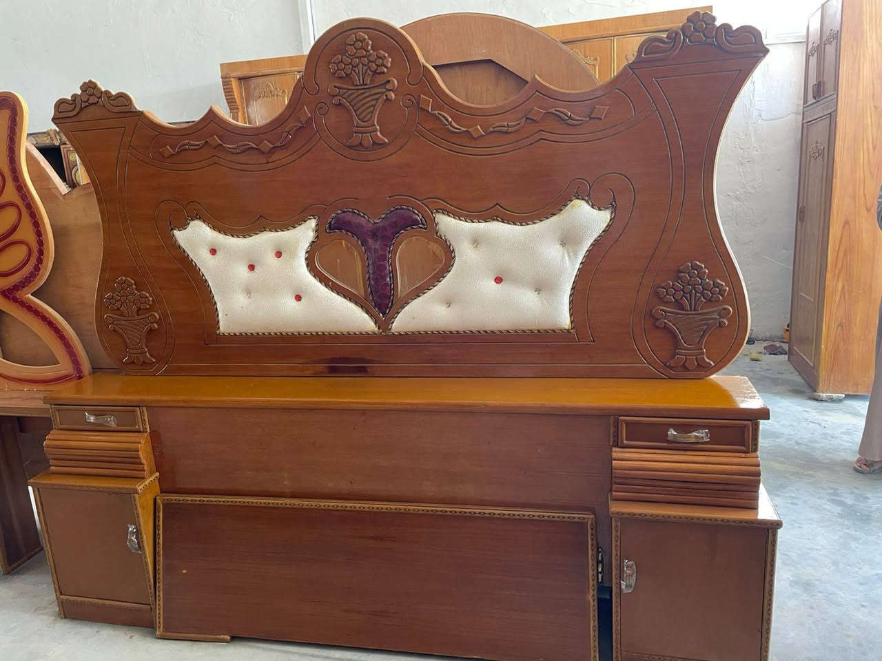 السلام عليكم غرفة 6باب صاج وجه وكفى نظافة 80% السعر 650 مع النقل والشد العنوان النجف الاشرف الحيدرية خان النص رقم الهاتف ***********
