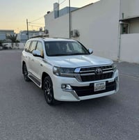 لاندكروز وايت اديشن • ٢٠١٧ • ١٤٥ الف كم