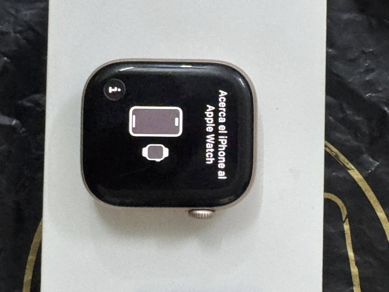 للبيع الموديل والسلسلة: Apple Watch Series 10 (الجيل العاشر الأحدث).
حجم الشاشة (الإطار): 46mm (المقاس الأكبر في هذه السلسلة، وهو ممتاز جداً وواضح للرؤية والقراءة).
 اللون ومادة الصنع: ذهبي وردي (Rose Gold) وهيكلها مصنوع من الألمنيوم (Al).
 نوع السوار المرفق: سوار رياضي بلون فاتح ومتناسق، بمقاس (M/L) يعني يناسب المعاصم المتوسطة إلى الكبيرة.
 نوع الاتصال: GPS (تتصل بالإنترنت وتستقبل الإشعارات والمكالمات عن طريق البلوتوث والواي فاي عندما يكون هاتفك الآيفون قريباً منها). بطاريه99 (***********رقم هاتف
