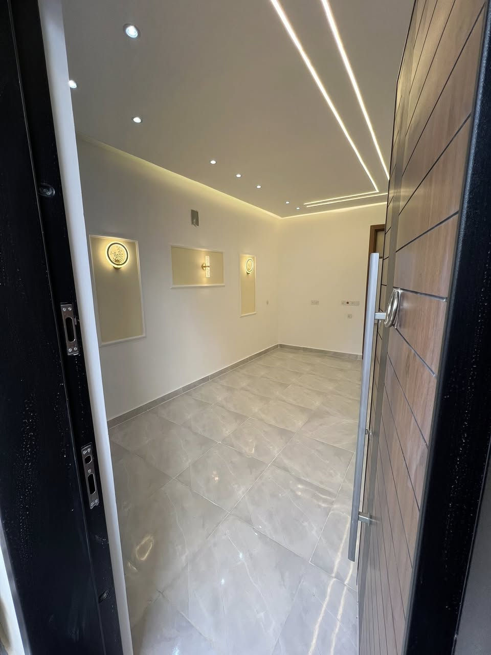 السلام وعليكم دار للبيع المساحة 100متر طابق ونص مفول يحتوي على صالة ومطبخ وحولي كبير وغرفتين نوم وحمام عدد 3 البيت نظام ديكورات جبسن بورد ونظام كامرات شغل درجئ اولى باسمي مباشر تنازل شركة الموقع الدورة البوعيثة مجمع العيثاوي شارع مول ادم   تفاصيل اكثر  للاستفسار (***********)
