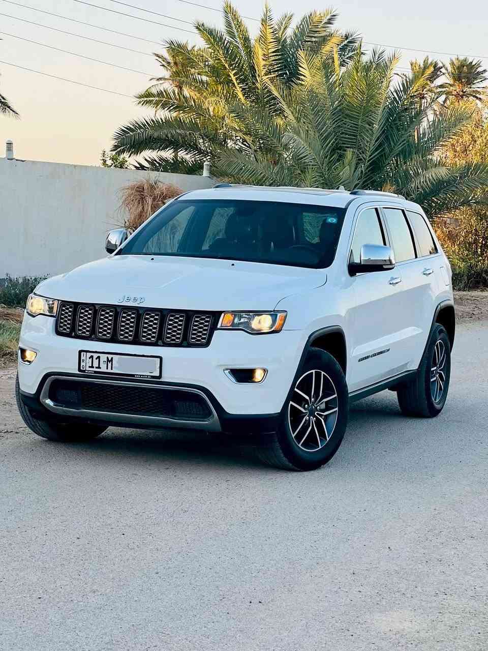 جيب كراند شيروكي ( لمتد ).

المودل:2022 . (وارد امريكي ) .

المحرك : V6.  3.6L .
العداد : 54 ميل وقابل للزيادة

#المواصفات :

* نقطة عمياء .
* دفع رباعي 4x4 . 
*  داخل اسود (المرغوب حاليا)
* مقاعد جلد . 
* رقم بغداد ( مشروع وطني )
* المقاعد الأمامية كهربائية .
* كشن ميموري . 
* صفي المقاعد الأمامية تدفئة . 
* تبريد خلفي 
* رقم بغداد 
* ويل قياس 20 انج .
* مرايا جانبية هيتر . 
* مرايا جانبية خاصية التعتيم 
* مرايا وسط خاصية التعتيم 
* ستيرن هيتر  . 
* فتحة سقف  .
* شاشه كبيرة 8.4 انج .
* نظام خاص للطرق الوعرة . 
* تشغيل عن بعد .
* صندوق كهربائي .
*  حساسات خلفية .
* كاميرا خلفية .
* مودات قيادة .
*نظام رياضي ( Sport )
*نظام اقتصادي ( Economic ) 
* نظام توقف ذاتي خلفي . 
* مرايا جانبية قابلة للطي . 
* بلوتوث وباقي جميع المنافذ . 
* مثبت سرعة . 
* نظام اوتو بارك 
* نظام تشغيل واطفاء اوتماتيكي للمحرك للتوفير من صرف الوقود . ( Auto Start System ) .
* تخم تاير جديد 
سيارة كلش نظيفة

السياره صبغ ربع من البنيد و4 اصابع تقريبا راس جامرلغ 

ضرر  خفيف كما مرفق في الصورة 
السيارة مكفولة من التبديل قطعها كلة بلادي 
السعر خاص للبيع او مراوس حسب القناعه  واتساب***********
العنوان ديالى  📍
