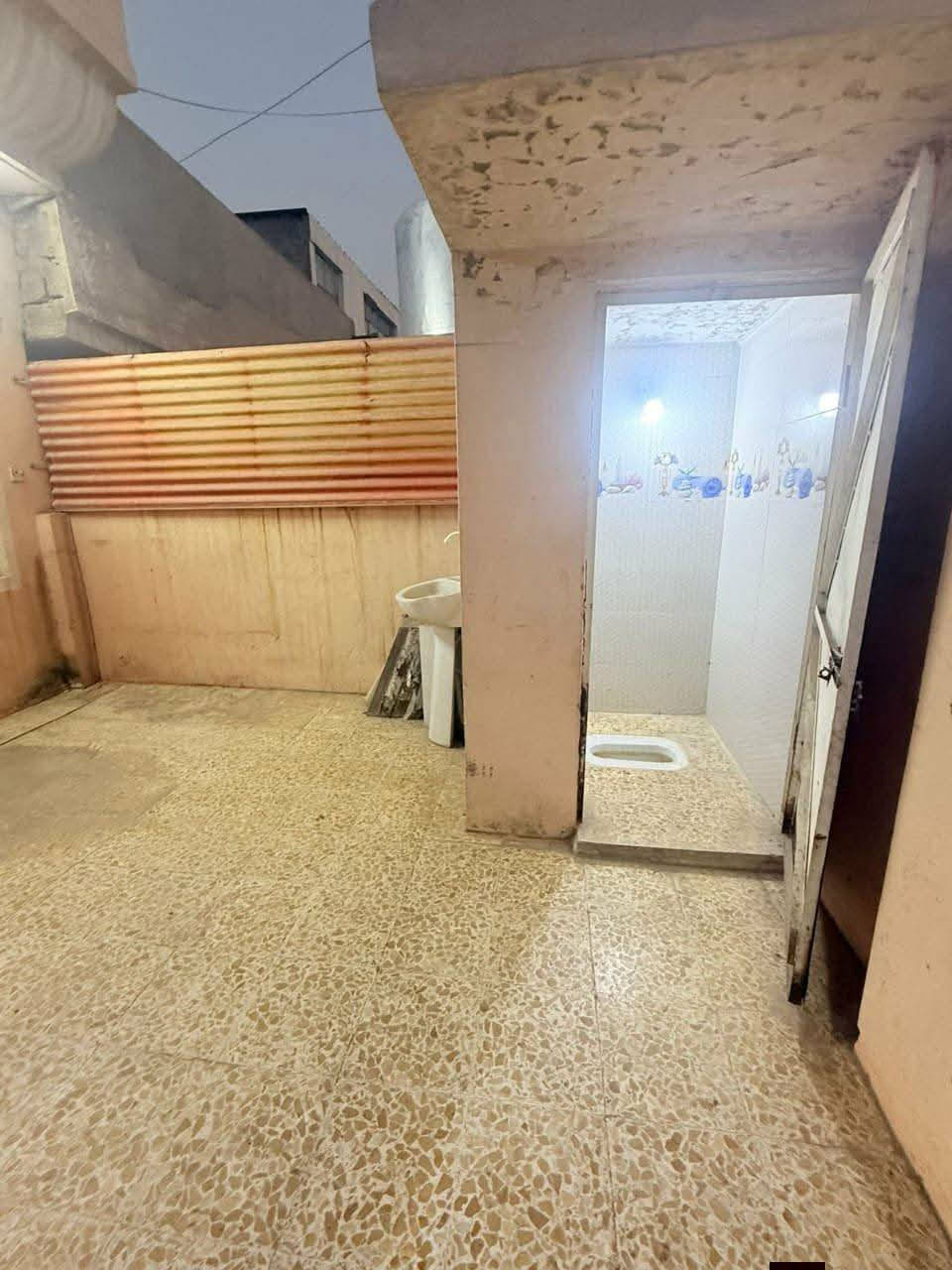 بيت للإيجار حي الانتصار شارع 60 خلف جامع الغرباء من جهة الميثاق مساحة 100 متر يتكون من غرفة وهول واستقبال ومطبخ ومشتملات وبيتونه البيت كاشي وسيراميك
ملاحضه شارع البيت ترابي
سعر الإيجار 160 ألف للتواصل

*********** اتصال وتساب
