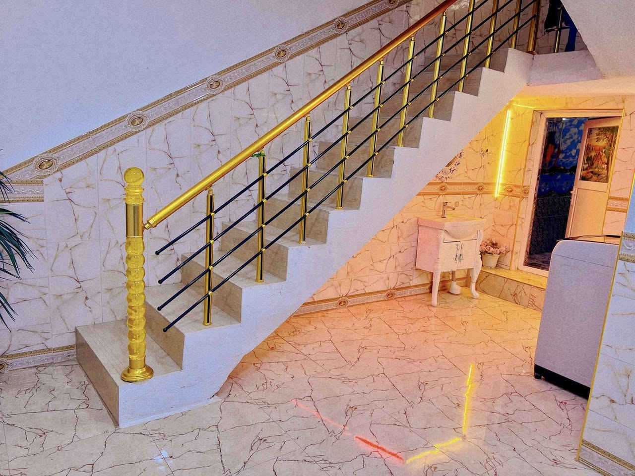 البيت للبيع
 ١٥٠ متر
يحتوي على استقبال ٦ونص في ٤
المطبخ ٤في ٣
الصاله ٦ في ٣
يحتوي على غرفتين الجوه ٥في ٤
والقاط الثاني غرفه ٥في ٤ 
وصاله ٦ في ٣
يحتوي عله حمام داخلي وحمام خارجي وصحيات
ومحل خارجي ٢ في٣
ومنور للاستفسار الاتصال على
***********

