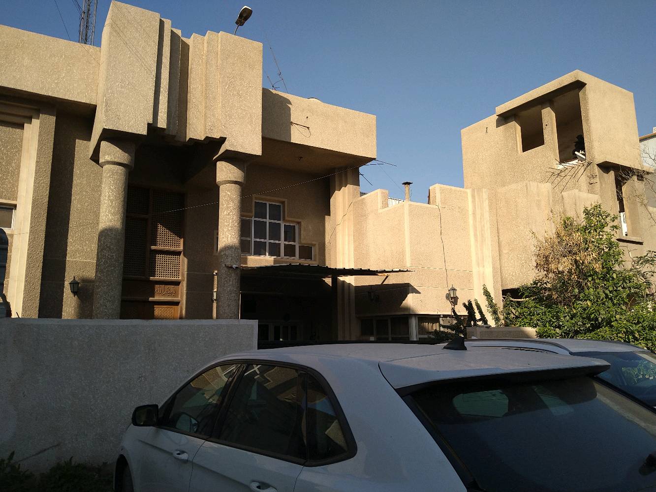 العقار مكون من خمس بيوت 
البيت الرئيسي مكون من طابقين 
و المشتملات الاربعة  طابق واحد ( 2 غرفة نوم ,حمام, مطبخ , غرفة المعيشة و غرفة استقبال )  
البيت الرئيسي مكون من حمامين و اربع غرف نوم ,مطبخ , غرفة المعيشة , غرفة الاستقبال ) .. العقار به ثلاث گراجات من الجهتين
العقار مبني سنة 1996