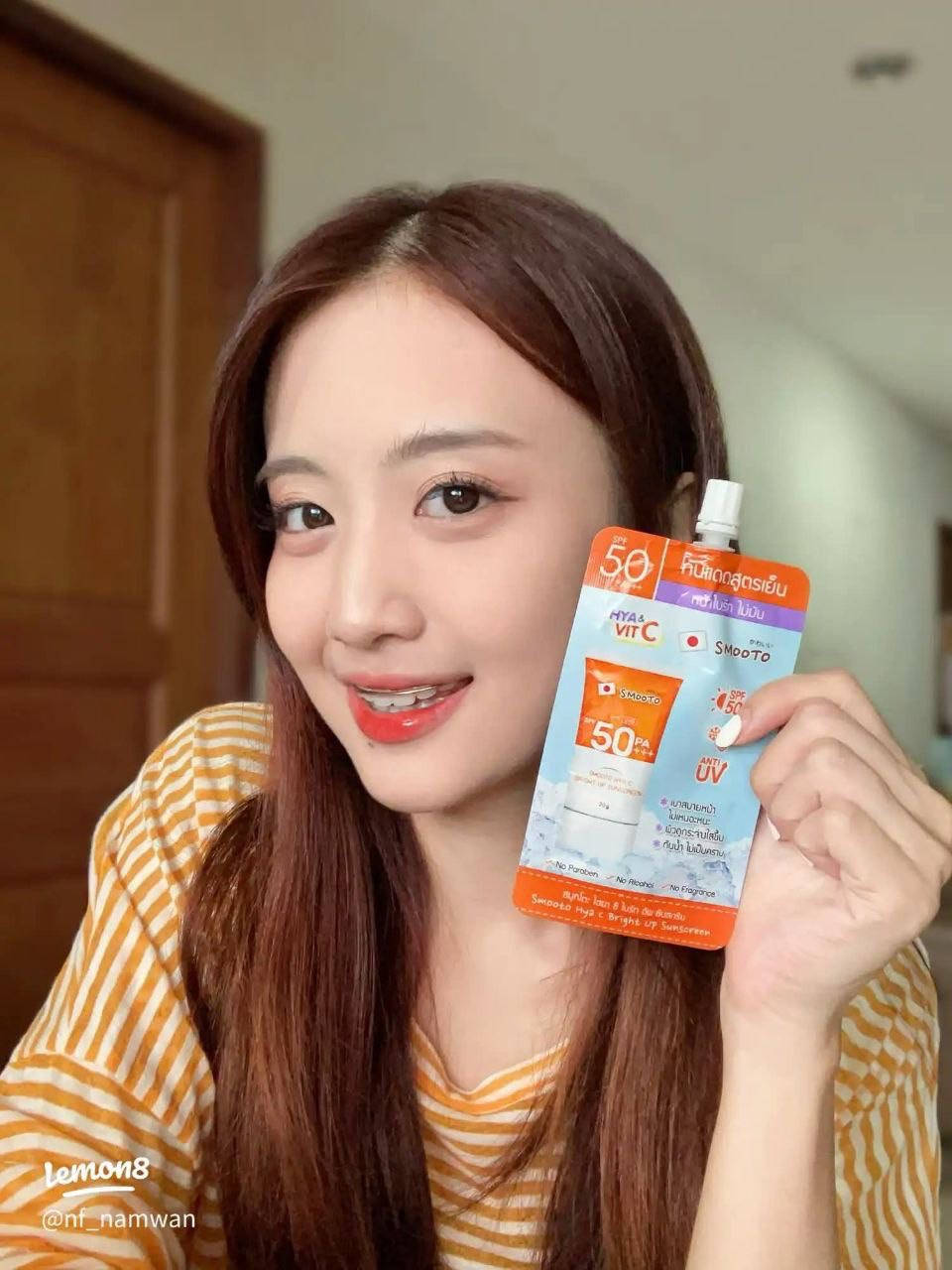 Smooto Hya C Bright Up 
واقي سموتو التايلندي ⋆˚ 𐙚 ˚꒰🍓꒱‧ ‎᭄᭡
حماية SPF50 PA+++ ضد الأشعة فوق البنفسجية ☀
تفتيح فوري يعمل ككريم "تون أب" ليفتح لون البشرة درجتين فور استخدامه
 يحتوي على حمض الهيالورونيك للترطيب وفيتامين C للإشراق. 
 لا يترك أثراً دهنياً، وهو مقاوم للعرق والماء 
 خالي من الكحول، العطور، والبارابين. 

توجد توصيل لجميع المحافظات العراق 🇮🇶🚚🚕للحجز والاستفسار يرجى التواصل عبر الخاص 📩💌توجد لدينا عروض خاصة وخصومات وهدايا 🎁😍


**إذا كنت صاحب هذا الإعلان وتريد حذفه لأي سبب، رجاءا أرسل رسالة إلى الدعم الفني**