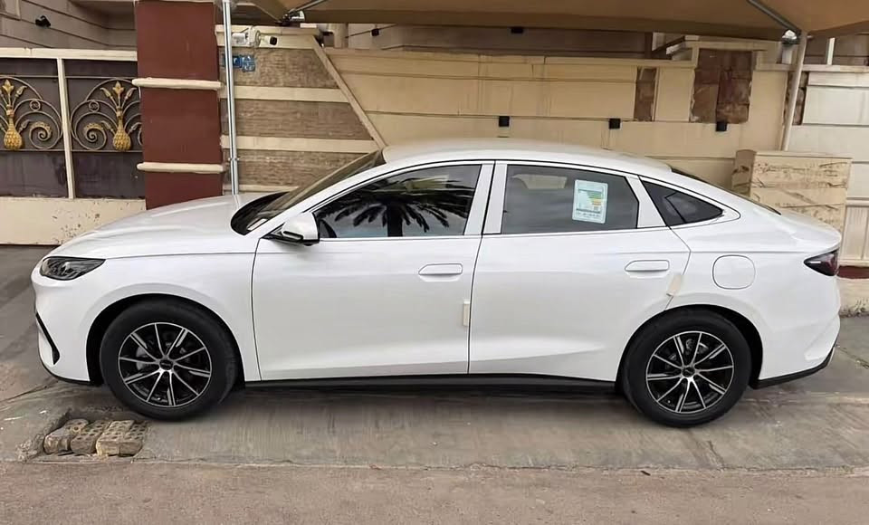 السلام عليكم BYD موديل 2025 سـيل 6 رقم بغـداد لون ابيض ومگفوله گفالة عامة من كلشي (ماشيـة 1.400فقط) السعر كلـش حلو ومناسـب ومستعجل على بيعتها للتواصل ‭***********‬
