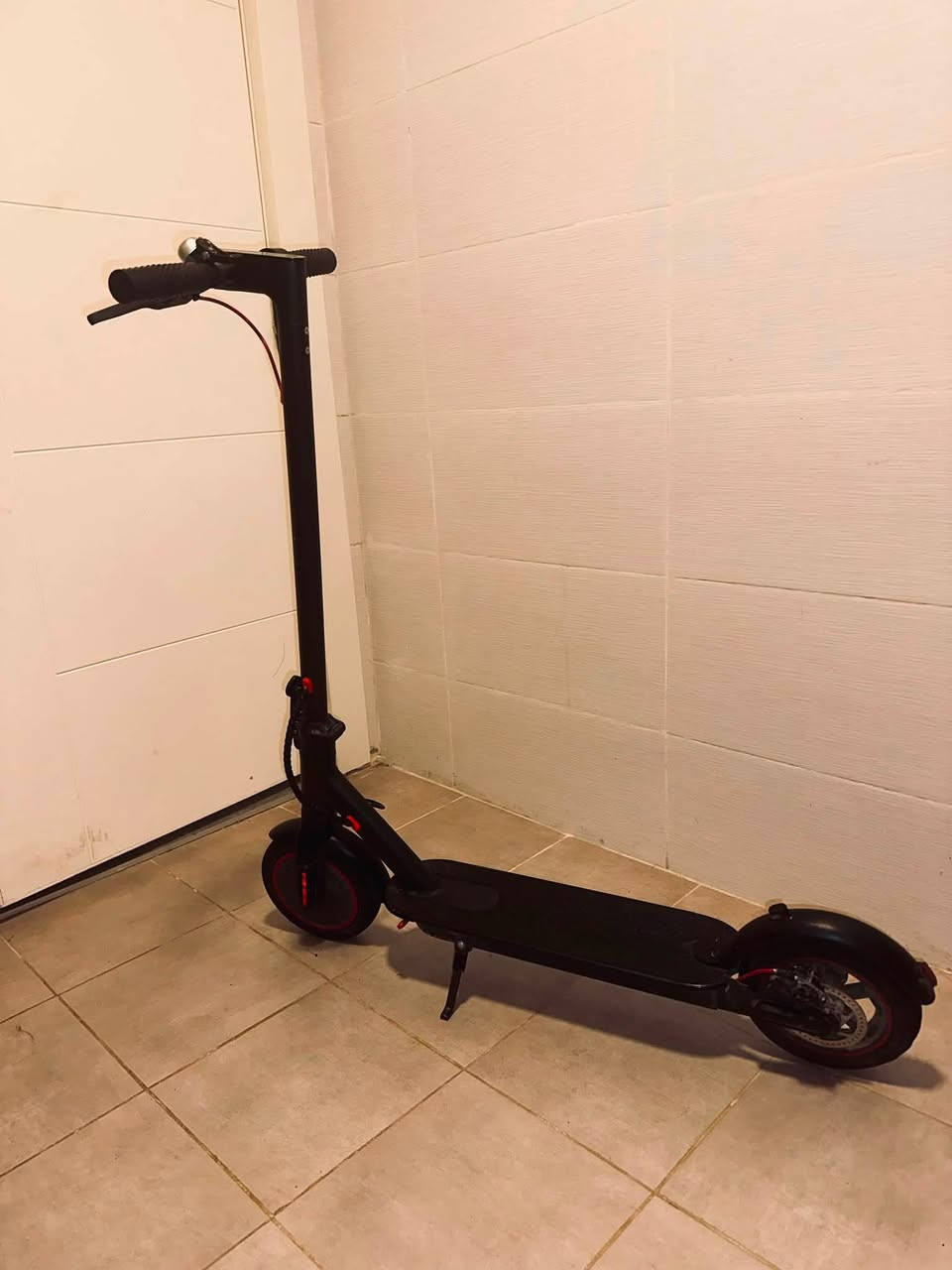📣 للبيع: سكوتر شاومي الكهربائي الذكي (Xiaomi Mi Electric Scooter) بحالة ممتازة جداً! 📣
تبحث عن وسيلة تنقل عملية، سريعة، واقتصادية؟ هذا السكوتر هو الخيار المثالي لك للتنقل اليومي والترفيه!

⚙️ المواصفات والمميزات:
 الشاشة: شاشة رقمية LED تعرض السرعة مع وجود خدوش بسيطه ، مستوى البطارية، ووضع القيادة الحالي.
 الأمان: نظام مكابح مزدوج متطور (مكابح قرصية خلفية لضمان التوقف السريع والآمن).
 المرونة: تصميم ذكي قابل للطي بثوانٍ وسهل الحمل والتخزين في أي مكان.
 الراحة: إطارات ممتازة تمتص صدمات الطريق لقيادة ناعمة ومريحة.
 الإضاءة: كشاف LED أمامي قوي للقيادة الليلية مع ضوء فرامل خلفي تحذيري.
📝 ملاحظة حول الحالة:
 الوضع: مستخدم بشكل شخصي وخفيف جداً، السكوتر نظيف تماماً ويعمل بكفاءة عالية 100% (البطارية والمحرك والمكابح بحالة ممتازة) وملاحضه انه لا يحتوي على شاحنه 🔌 
💰 السعر:
 السعر المطلوب: 180 وبي مجال
📍 للتواصل والاستفسار  ***********
(العنوان مجمع بدور بغداد السكني)
