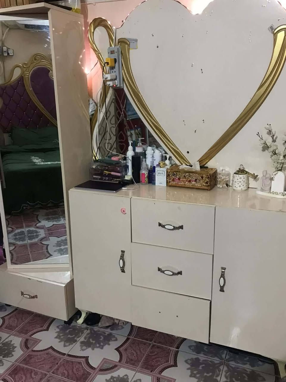غرفه تركي للبيع متكونه من كنتور وزاوية وجرباية وكومدياتها ومراية  ب٣٥٠ يرادلها تبديل سچة الكنتور ومرايات الكنتور المرايه موجودات مابين اي شي فقط ينلزكن بلاصق قوي  ***********
