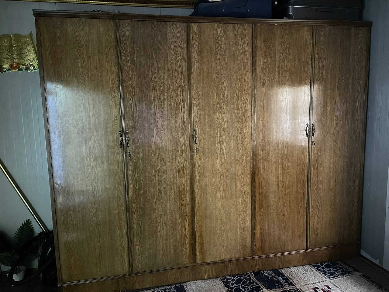 السلام عليكم كنتور 5ابواب اسنتدر درجه اولى خشب محشي نوع سنديان اقل من سنه صار عندي ع شد النجار ابد ما مفتوح باب طويله ملحق داخلي  السعر 750 وبي مجال مكاني حي العامل وتساب ***********
