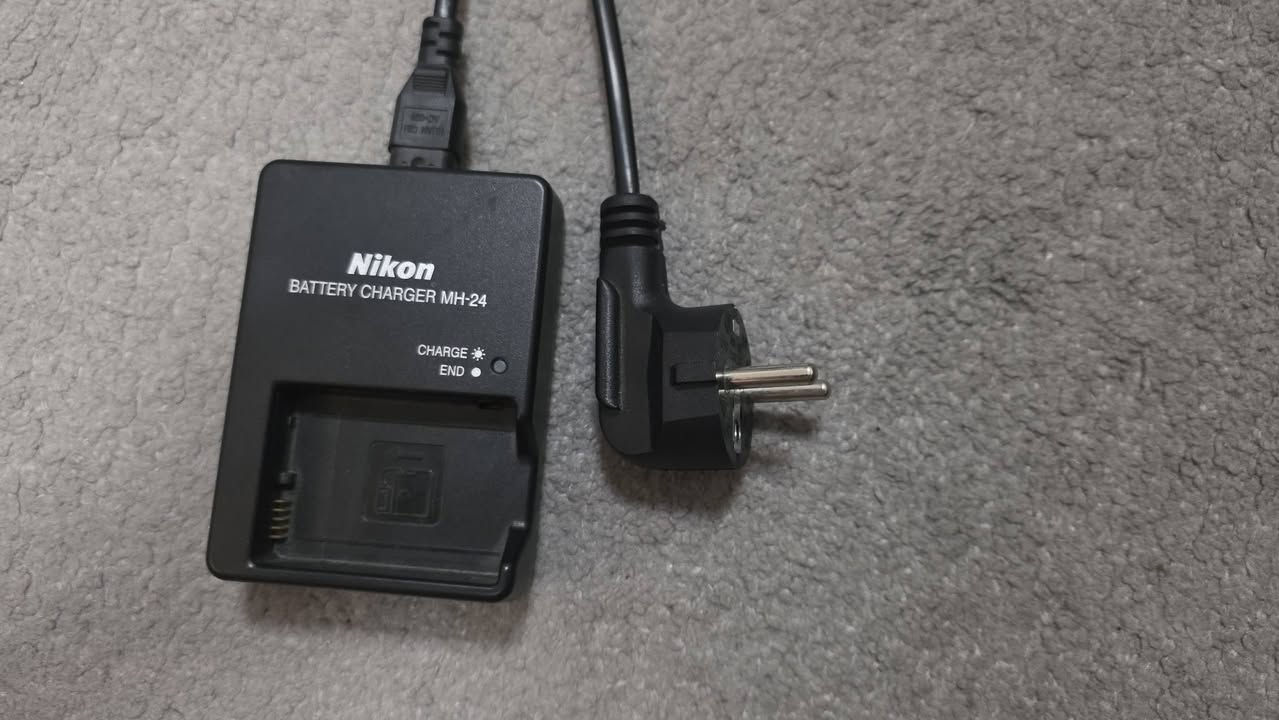 🔴🔴🔴🔴سلام عليكم🔴🔴🔴🔴
كاميرا  (dslr)   Nikon d3400 📷📷 امانة الله بيع مستعجل 

مواصفات : 24.2 ميجا بكسل 
عدسة : (18-55mm)   AF-P
فديو :  FHD 60 fps 
Iso : 100-25600 

للبيع نقد كاميرا استعمال قليل وشرط النظافة اللي بيها تجي تشوفها وتفحصها كدام عينك وتشوف نظافتها يلا تحكم معروف عن جودتها شنو والسنسر مالتها شنو تجي كاملة مكملة من ناحية العدسة وكلشي تحكماتها كلها شغالة كلشي بيها شغال بشرط 

🔴تجي مع كامل ملحقاتها ومستلزماتها 🔴

بطارية 🔋🔋

شاحنة البطارية 🔋

اظافة الى هارد SanDisk 16gb 

كيبل لنقل الصور الى الحاسبة كذلك هدية 🛜

اظافة الى حقيبة هدية  تحملك الكاميرا بشكل مرتب 

السعر 450 الف دينار عراقي وبيها مجال شي بسيط للطيبين حك الجية  

🔴🔴رقم الهاتف :*********** 🔴🔴 التواصل فقط واتس اب 
🔴🔴العنوان 🔴🔴  بغداد السيدية🔴🔴
