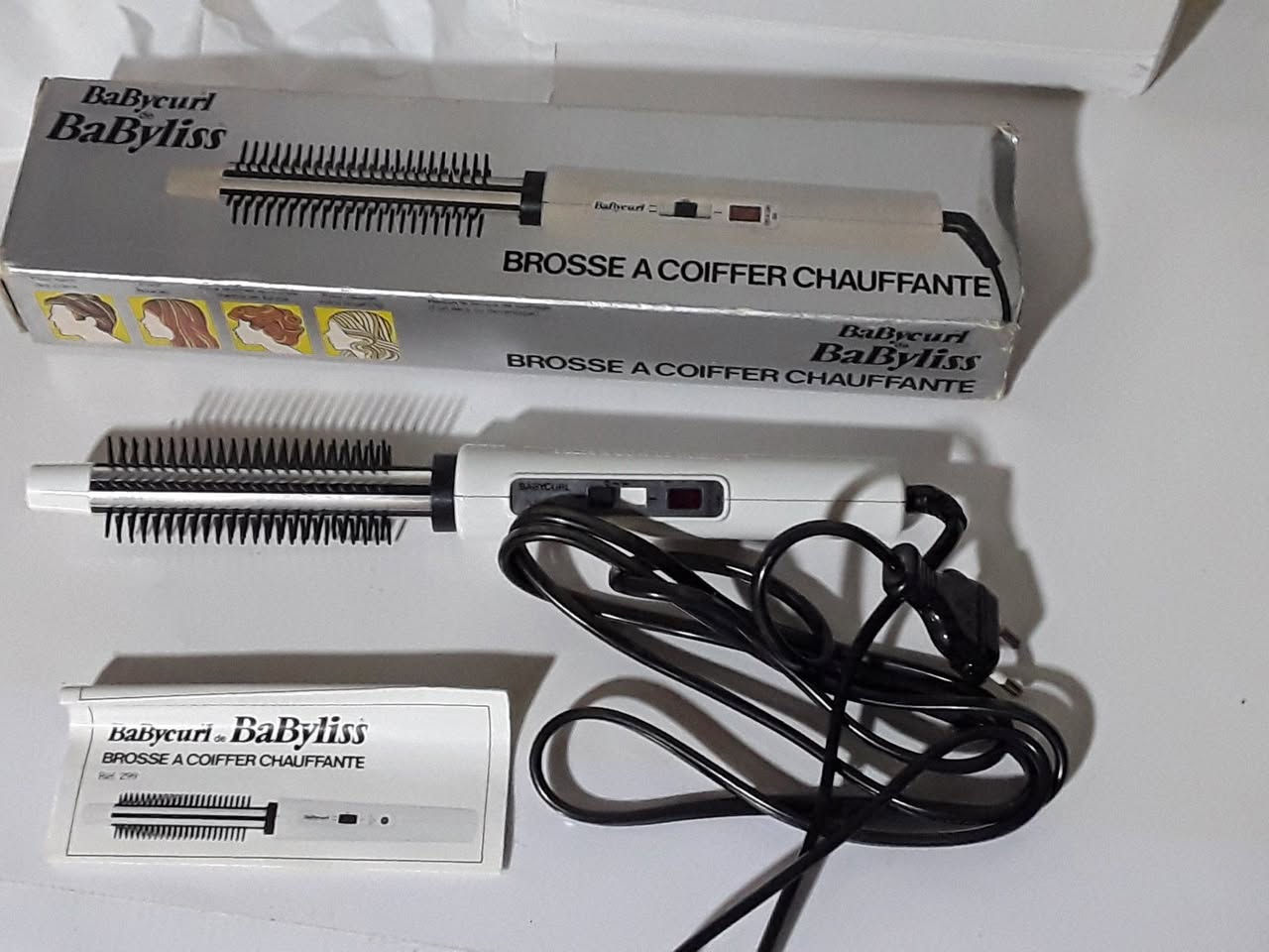 فرشاة شعر حرارية من ماركة Babyliss. [1, 2]

للمهتم فرشاه تستخدم هذه الفرشاة لتصفيف وتمليس الشعر، وتتميز بوجود إعدادين لدرجة الحرارة.

تشير التعليمات والعبوات الموجودة في الصورة إلى أنها نموذج كلاسيكي، وقد يختلف عن الموديلات الدوارة الأحدث.

تساعد هذه الأداة في توزيع الحرارة بالتساوي لتصفيف الشعر وتقليل الهيشان لعرض سعر مناسب فوق 200


**إذا كنت صاحب هذا الإعلان وتريد حذفه لأي سبب، رجاءا أرسل رسالة إلى الدعم الفني**