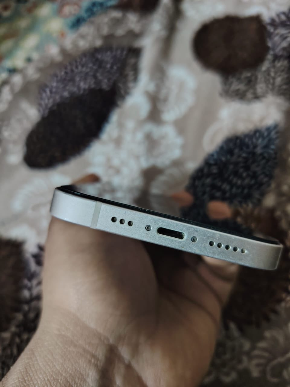 السلام عليكم جهاز ايفون 13  نضيف جداا مثل ما موضح بالصور ذاكره ٢٥٦ بطاريه ٨٥ ابد ميصرف بالشحن بلااادي ما مفتوح ابد سعره ٥٢٥ الف للتواصل خاص او ***********
