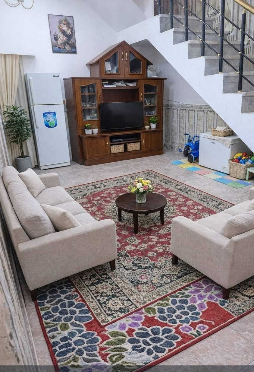 بيت في كربلاء حي القادسية
قريب جدا عن الحديقة وساحة عامة 
على شارعين تبليط
المساحة ١٥٠ متر كلها بناء
العرض ٦ متر
نزال ٢٥  
فيه غرفتان للنوم
واستقبال
صالتان واحدة في الطابق الأرضى والثانية في الطابق العلوي
مطبخ 
حمامات ٢
البيت مرتفع عن الشارع
بناء حديث
وأهم ما يميز البيت انه محاط بجار جيد  جدا
البيت يباع مع الأثاث
السعر ٢٥٠ مليون
رقم الهاتف *********** كربلاء, العراق
