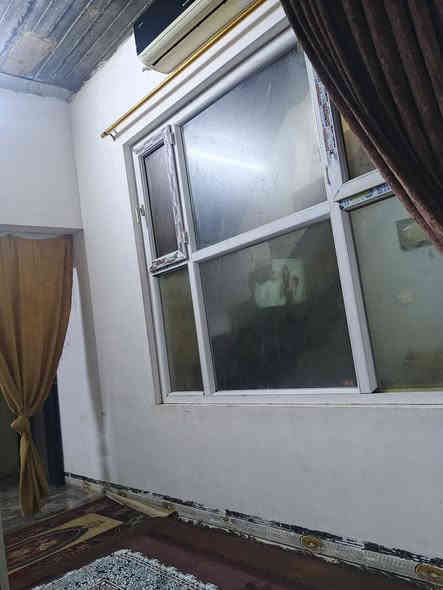 دار للبيع 100م مربع بي نواقص بس بيبان داخليه اوسقف ثانوي غرفتين نوم واستقبال عنوان حولي حي العسكري الزراعي قرب جسر ليلان رابع فرع من الشارع العام 
سعر 40 اوبي مجال 
***********
