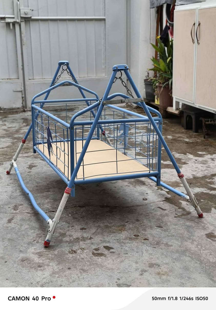 بەناوی خوا ئەم جۆلانەی مناڵانە بۆ فرۆشتن تەنها ئەو تۆزە شکاوەی هەیە هیچ کێ شەیەکی نیە بۆ منداڵ بێ عەیب و جوانە 
نرخی 10000
شوین کەلار 
ژمارە ***********,, كالار, السليمانية
