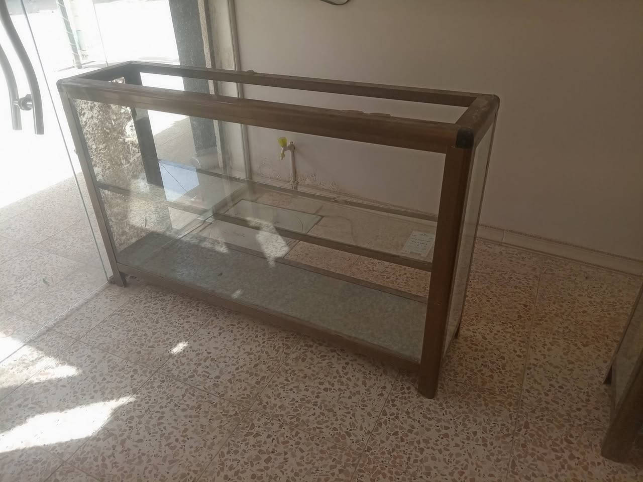 سلام عليكم للبيع
رفوف جام 
ميز جام عدد 2
للاستفسار الاتصال ***********
