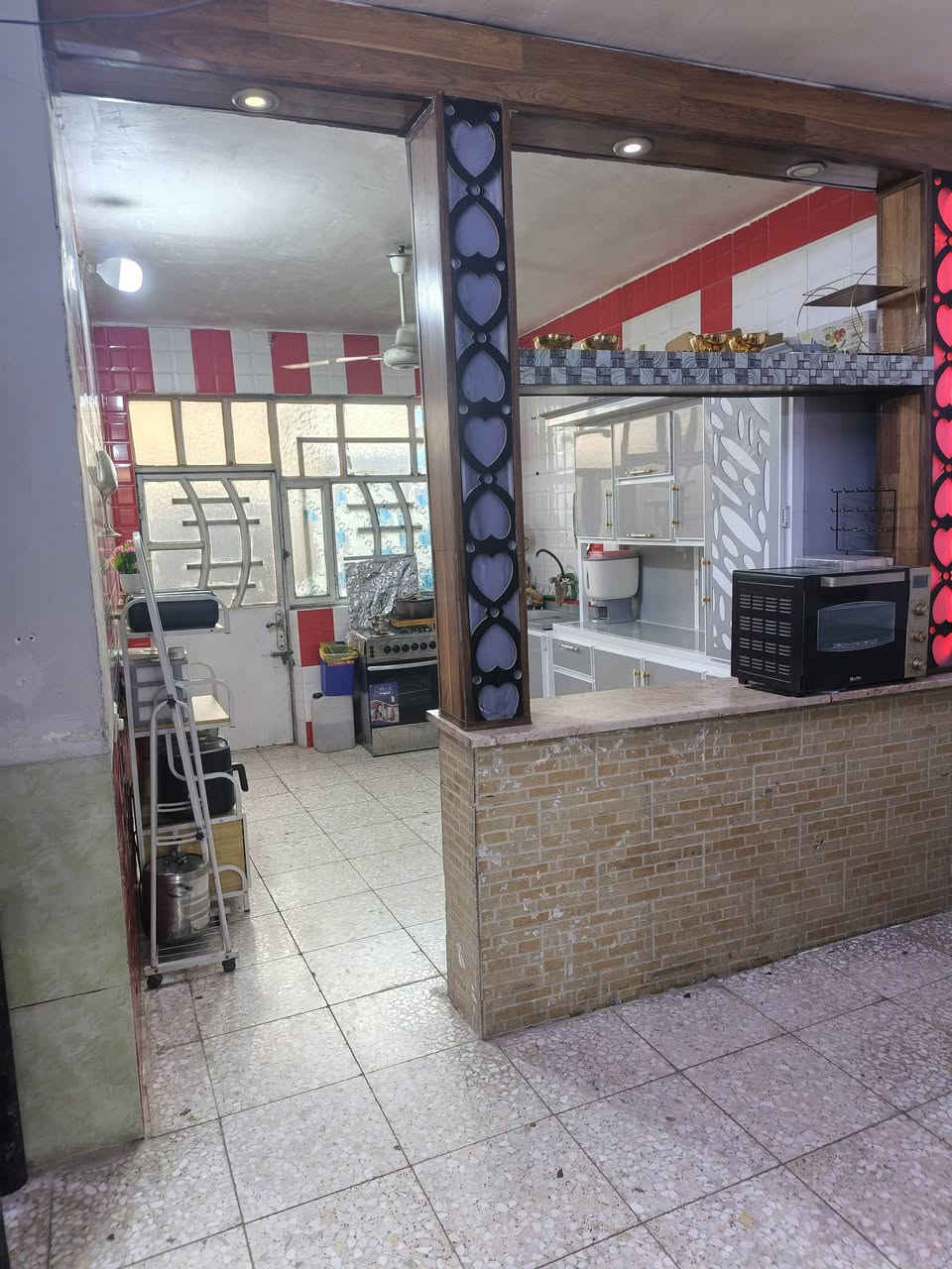 السلام عليكم بيع للبيع منطقة حي السفير طابو زراعي سند ٢٥
الواجهة سبعة ونص والنزال ١٥ متر المساحة الكلية ١١٣ متر مربع 

يتكون من واجهتين كل واجهه على فرع

الطابق الأول 

غرفة نوم ٤×٤

صالة  سبعة ونص في اربعة

استقبال اربعة وربع في اربعة الا ربع

مطبخ اربعة في اربعة الا ربع

حوش مترين ونص

حوش خلفي متر ونص

حمام+مرافق في الطابق الأول

الطابق الثاني

صاله ٥ في ٤

غرفة نوم ٤في ٤

غرفة نوم كبيرة سبعة ونص في اربعة ونص

حمام+مرافق في الطابق الثاني

مجموع غرف النوم في البيت ٣ غرف 

البيت قرب ابو علي المضمد وقريب جدا على الشارع العام 

السعر ١٣٠ قابل للتفاوض

للاتصال ***********
