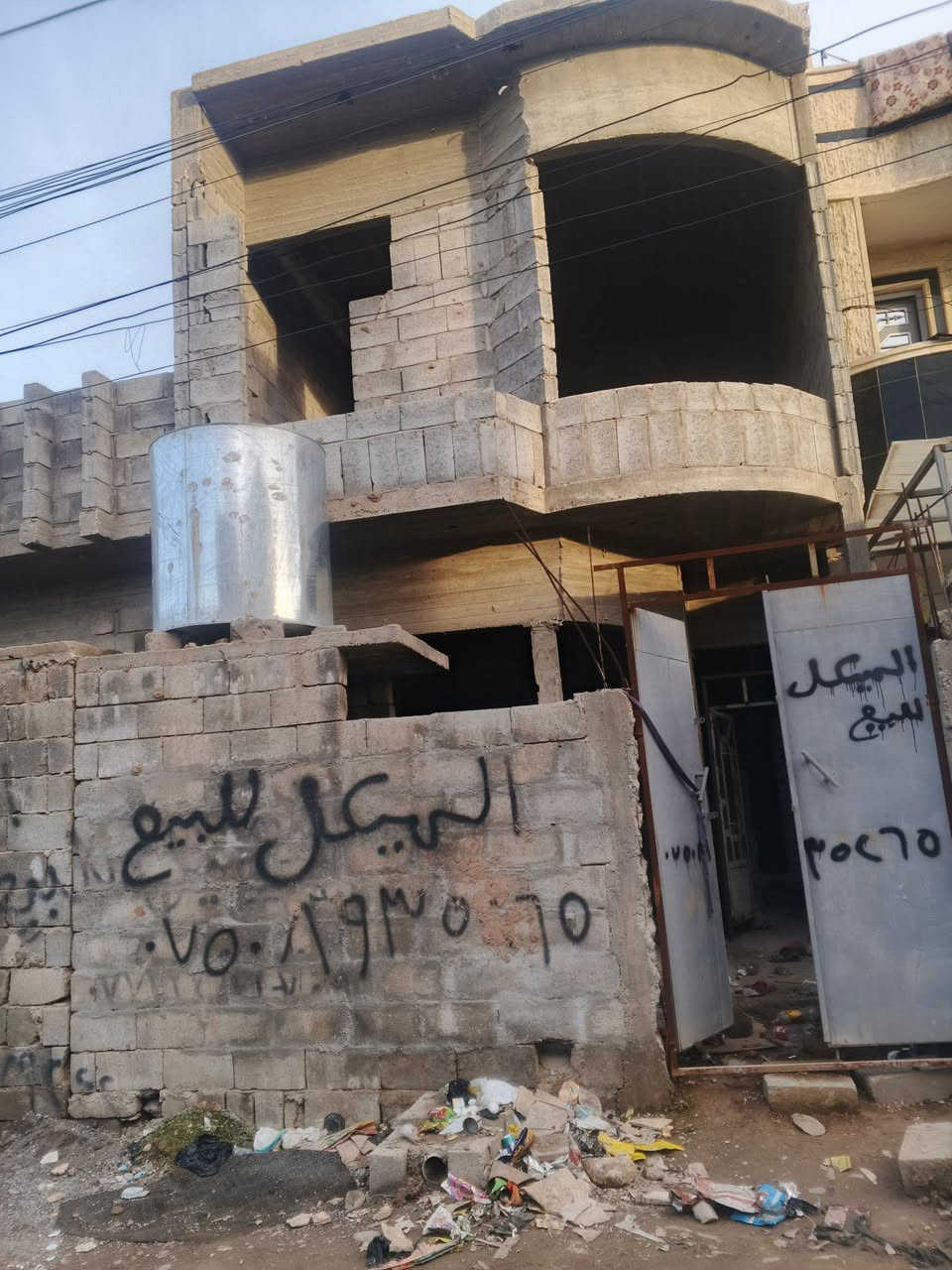 موجود هيكل ١٠٠ متر باص طابق ونص قوسيات يم المدرسه الصينيه يبعد عن المدرسة تغريبآ ١٠٠ متر مؤسس مجاري كامل و مصبوبه الارضيه غرفتين فوك وصحيات طابق الارضي غرفة وهول مطبخ استقبال صحيات زراعي سند نموذج ٢٥ للتواصل *********** بي وتساب
