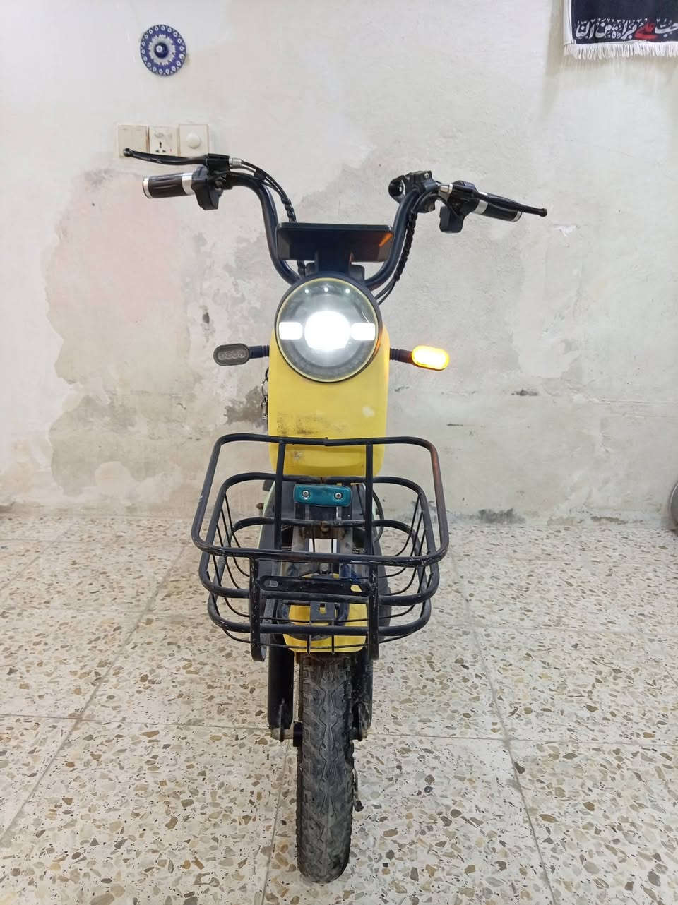 دراجه شحن للبيع دراجه كلش نضيفه وشغاله وباتريات جديدات صار سبوع من خليتهن عدد الباتريات 4 وشاحنه جديده وعقل جديد كلشي بيها جديد شاده وأصلي كهربائيات الدراجه كلهن شغالات اشاير يشتغلن امامي وخلفي الضوه الأمامي شغال شاشه شغاله الدراجه بيها 3سرع خفيف ومتوسط وسريع سرعه الدراجه كامله 35 تجي تفحص وتشوف يله تأخذها سعر الدراجه 190 وبيها مجال  للأستفسار الأتصال على *********** واتساب
