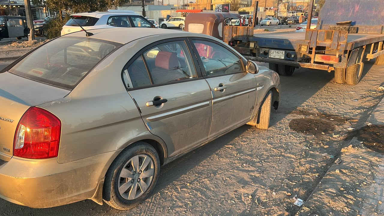 اكسنت  خليجي ٢٠٠٩ فقط البنيد صبغ السياره جاهزه 
تبريد شغال باسمي 
مكاني بغداد الشرطه الرابعه 
السعر ٨٥ 
محرك ١٦٠٠ اي دوانز  ماكو
***********
