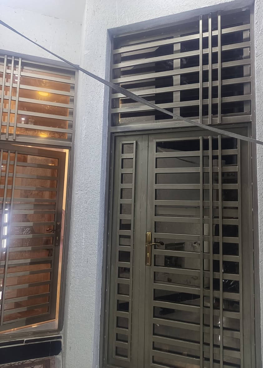 دار للبيع طابو صرف المساحه 100 م حي الموضفين الاتصال ***********
