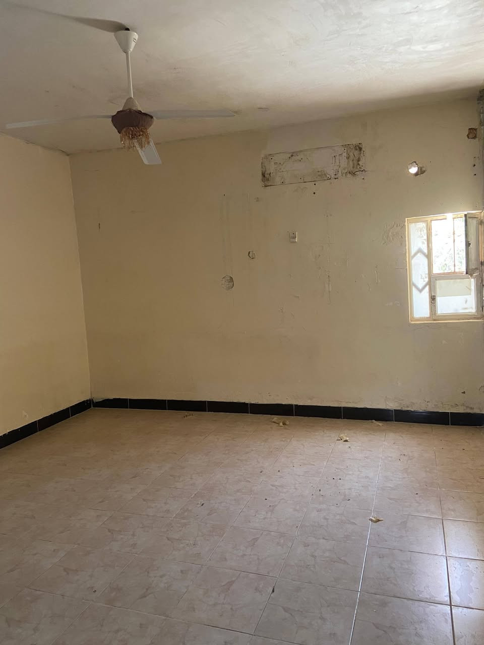بيت 200متر ركن طابق ونص داخل كاشي ابقاميشلان بعد منطقة سيروان واجه منطقه سعر 16بي مجال بسيط خدمات كهرباء ومولده ومدرسه وجامع بس منطفه مو تبليط هاتف ***********
