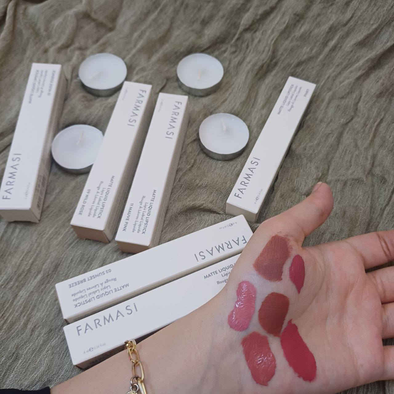 هذه مجموعة من أحمر الشفاه السائل المطفي من فارماسي (Farmasi Matte Liquid Lipstick). 
تأتي المجموعة في عبوة تحتوي على 12 قطعة.
تتميز بتركيبة غنية بالألوان وتدوم طويلاً دون أن تتسرب أو تنتقل.
القوام كريمي ينساب بسلاسة عند التطبيق.
تحتوي على مكونات مرطبة مثل زيت الأفوكادو وفيتامين E.

الفارمسي 🔥🔥🔥
12 لون

قطعة / 12


**إذا كنت صاحب هذا الإعلان وتريد حذفه لأي سبب، رجاءا أرسل رسالة إلى الدعم الفني**