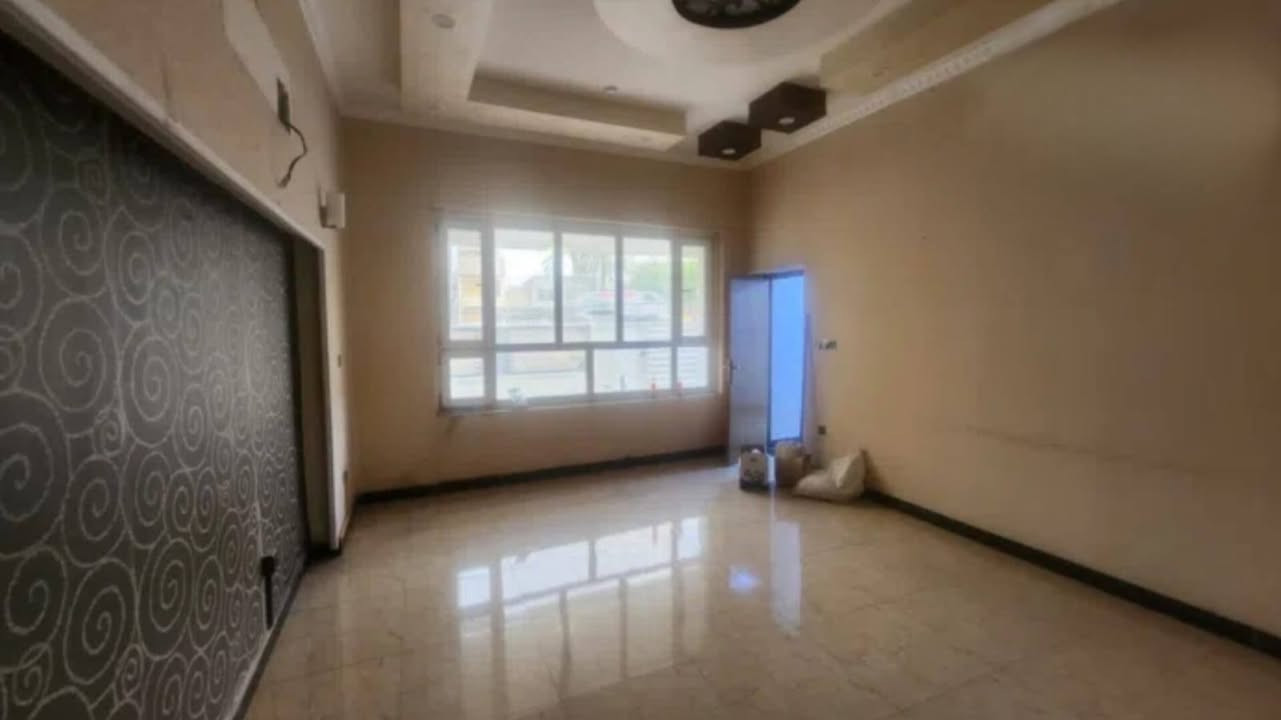 بيت تجاري للايجار 

الموقع /الحارثية /مقابل جسر المرور 

المساحه/200م

المواصفات 
طابقين 
6غرف نوم 
2حمام
2مطابخ
2صالات 
2حولي 

مخصص فقط للشركات التجاريه أو مركز طبي او لأصحاب الشركات والمكاتب 
التجاريه 

سعر الأيجار/38،000$

تجاري/***********
#تجاري
