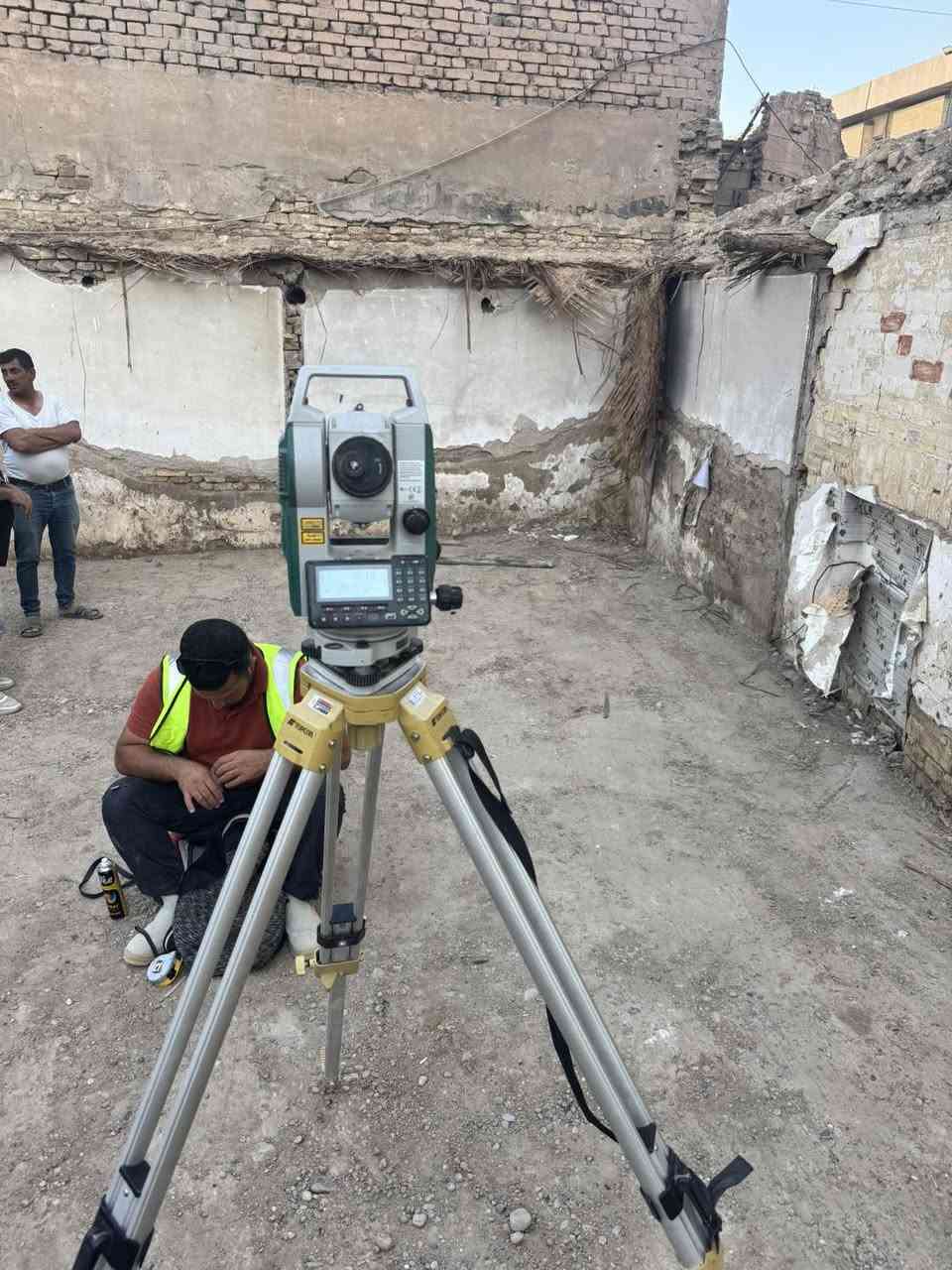دقّة القياس.. أساس نجاح مشروعك الهندسي! 📐🏗️

🔸 تم بعون الله تعالى اجراء عملية مسح لقطعة ارض في منطقة باب المعظم ، وتم حساب مساحة الارض واطوال اضلاعها بدقة عالية ومطابقتها الخارطة الكادسترائية للقطعة وتثبيت حدودها وفض النزاع الحاصل بين الجار وصاحب القطعة 

مساح بغداد - مجموعة مهندسين مساحة نضع بين أيديكم خبرتنا الحقلية في إدارة وتنفيذ كافة الأعمال المساحية بأحدث الأجهزة الرقمية لضمان دقة التنفيذ وسرعة الإنجاز.

📌 خدماتنا الحقلية والمكتبية تشمل:

🔹 تحديد وتثبيت الحدود: مقايسة قطع الأراضي وحساب مساحاتها بدقة، وتقسيمها بكافة أنواعها.
🔹 التسقيط الهندسي: تسقيط كافة المخططات المعمارية والإنشائية والركائز بدقة حقلية متناهية.
🔹 اللفل وأوزان الصب: تسوية الأراضي، إعطاء أوزان الصب بدقة، ومتابعته والإشراف عليه.
🔹 أعمال الواجهات والمسارات: حساب الواجهات المعقدة وتحديد مسارات الطرق والبنية التحتية.
🔹 الذرعات وحساب الكميات: حساب كميات الحفر والردم بدقة لضبط ميزانيات المشاريع تمنع الهدر.

⏱️ دقة بالرصد | سرعة بالتسليم | التزام بالاتفاق

📞 للتواصل والاستفسار (اتصال أو واتس آب):

‏📱 *********** - ‭***********‬

#هندسة_مساحة #هندسة_معمارية #هندسة_مدنية 
#بغداد #العراق⁩
