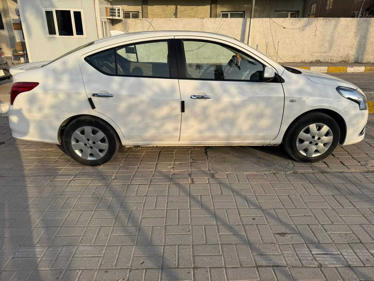 السلام عليكم نيسان سني بليته زركه موديل ٢٤ السياره جديده ماشيه ٢١   شاشه كبيره كامره دوشمه جديده رقم جديد بيه صبغ ب الباب مال السايق  قليل تحكم استيرن جام كهرباء سياره على وضع الشركه السعر ١١٩ رقم الهاتف *********** مكاني اسكان المنصور
