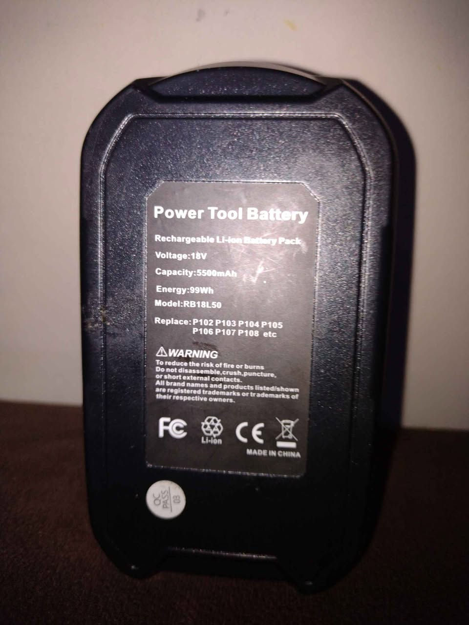 ئەمە باترییەکی بارگاوییکەرەوەی لیسیۆم-ئایۆنە (Lithium-ion) کە تایبەتە بە ئامێرە کارەباییە دەستییەکان (Power Tools) وەک دریل، کۆسەرە، یان مشاری دەستی بێوایەر.
​ئەمەش زانیارییە وردەکانیەتی بەپێی ئەوەی لەسەر لێبڵەکەی نووسراوە:
​تایبەتمەندییە تەکنیکییەکان:
​ڤۆڵتیە (Voltage): 18V (١٨ ڤۆڵت).
​توانای کۆگا (Capacity): 5500mAh (واتا 5.5 Ampere-hour)، ئەمەش توانایەکی زۆر باشە و وا دەکات ئامێرەکە بۆ ماوەیەکی درێژ ئیش بکات پێش ئەوەی پێویستی بە بارگاوییکردنەوە (شەحن) بێتەوە.
​وزە (Energy): 99Wh (٩٩ وات لە کاتژمێرێکدا).
​مۆدێل (Model): RB18L50.
​بۆ چی دەبێت و بۆ چ ئامێرێک بەکاردێت؟
​شێوەی ئەم باترییە (ئەو بەشە لولەکییەی سەرەوەی کە دەچێتە ناو ئامێرەکەوە) و کۆدی مۆدێلەکەی نیشانی دەدەن کە ئەمە باترییەکی جێگرەوەیە (Compatible) بۆ ئامێرەکانی مارکەی ڕیۆبی (Ryobi ONE+).
​لە خوارەوەی لێبڵەکە نووسراوە کە دەتوانرێت بخرێتە شوێنی ئەم مۆدێلە کۆنانەی باتری ڕیۆبی:
​P102, P103, P104, P105, P106, P107, P108
​واتا ئەگەر هەر ئامێرێکی جۆری Ryobi یان ئەو ئامێرانەی کە بەو جۆرە باترییە کاردەکەن لای تۆ هەبێت، ئەم باترییە بە تەواوی بۆیان دەبێت
گەیاندن هەیەو بەشەرت السليمانية, العراق


**إذا كنت صاحب هذا الإعلان وتريد حذفه لأي سبب، رجاءا أرسل رسالة إلى الدعم الفني**