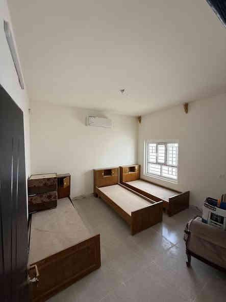 للبيع دار سكني تكريت مجمع سما تكريت بصف الركن مقابيل الحديقه 
مساحة 250 متر 
شارع 15 متر 
يحتوي الدار على 

4 غرف نوم
صالة استقبال 
صالة وسطية
مطبخ 
مجموعة صحيات عدد 3
حديقة+كراج للسيارة+مناور
كتائب حماية وتبريد مركزي
***********
***********
